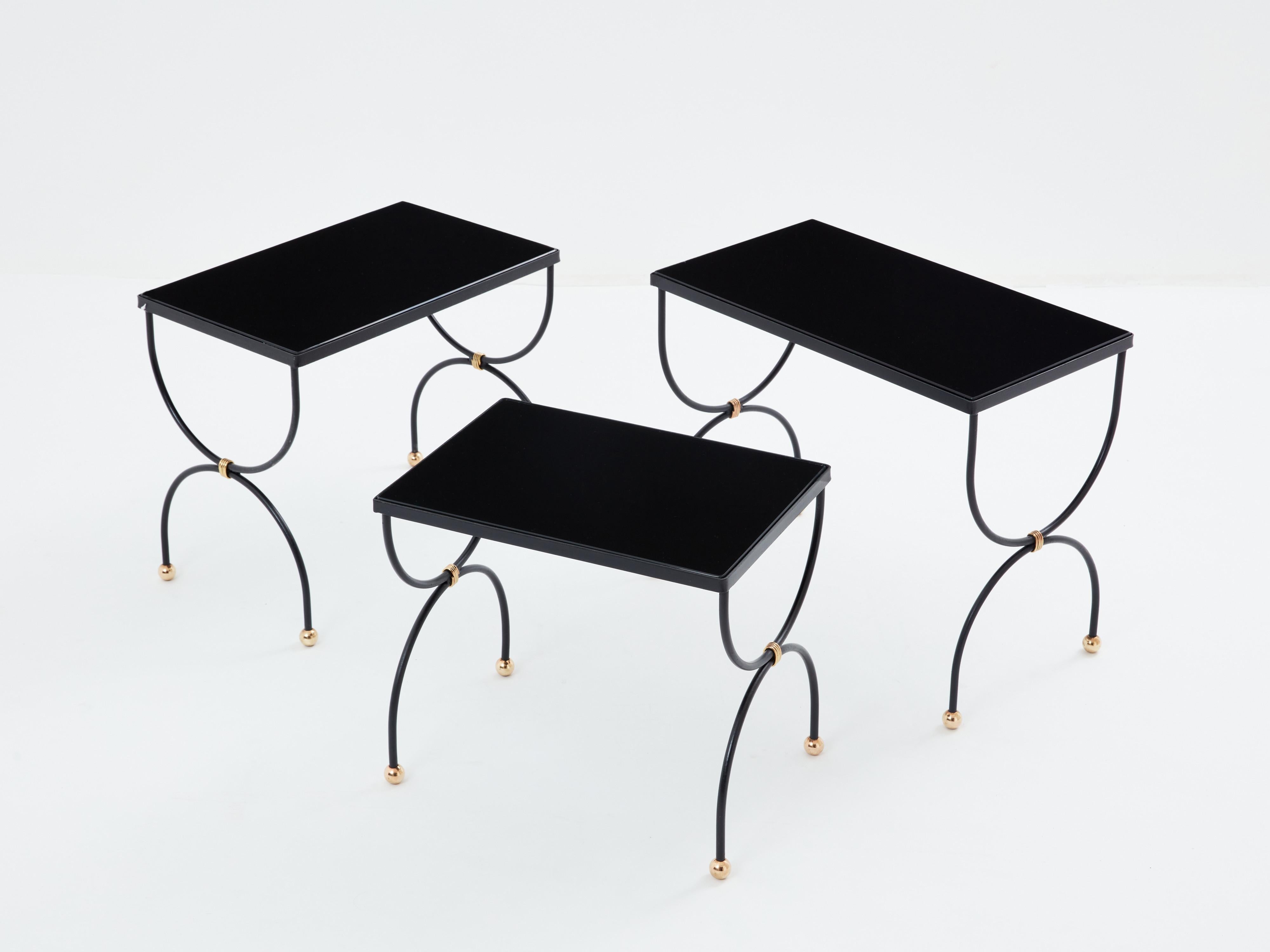 Mid-Century Modern Maison Jansen tables gigognes en verre opalin laiton noir années 60 en vente