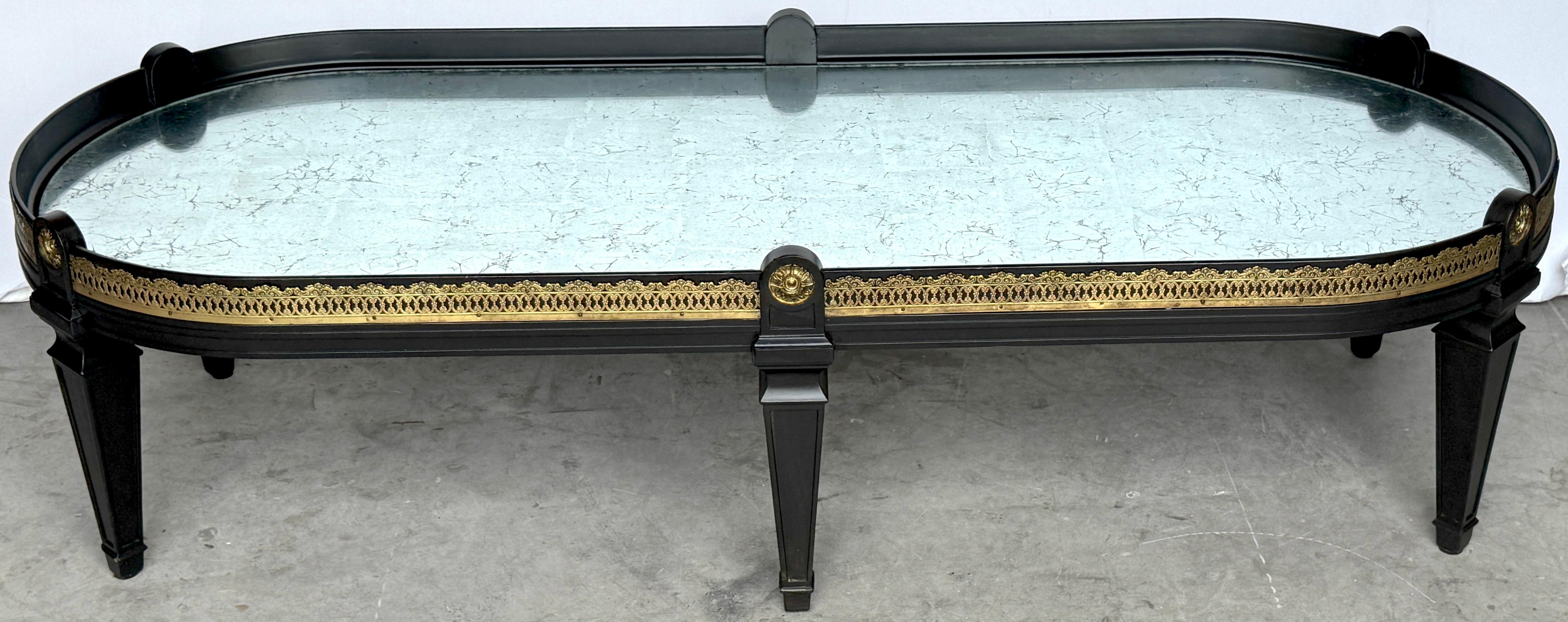 Maison Jansen Laque noire, bronze et miroir Surtout de Table Table basse

France, Circa 1960-Louis XVI Style néoclassique

Rare et exceptionnelle table basse de la Maison Jansen, fabriquée en France vers les années 1960. Cette luxueuse table basse