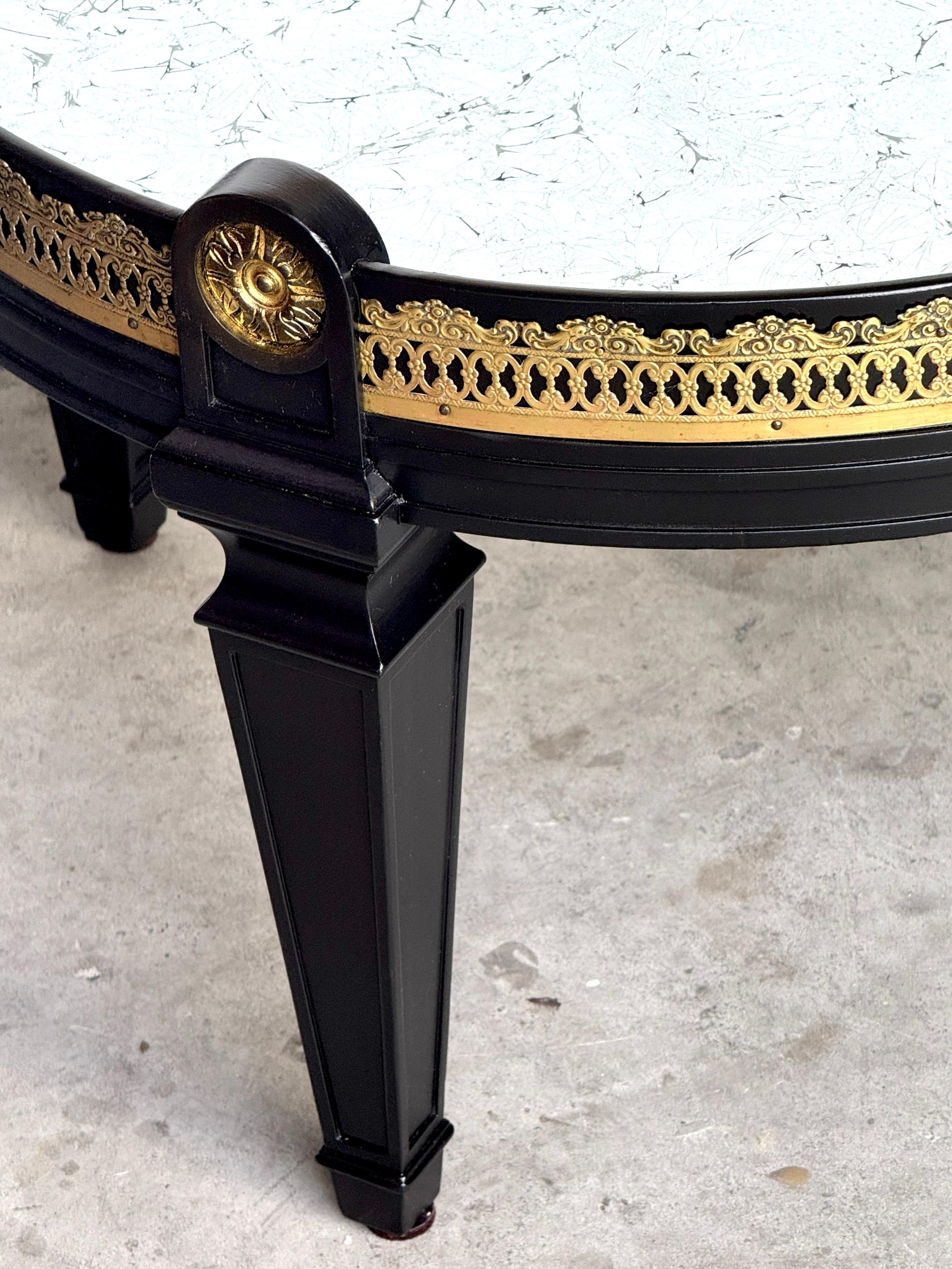 Néoclassique Maison Jansen Laque noire, bronze et miroir Surtout de Table Table basse en vente