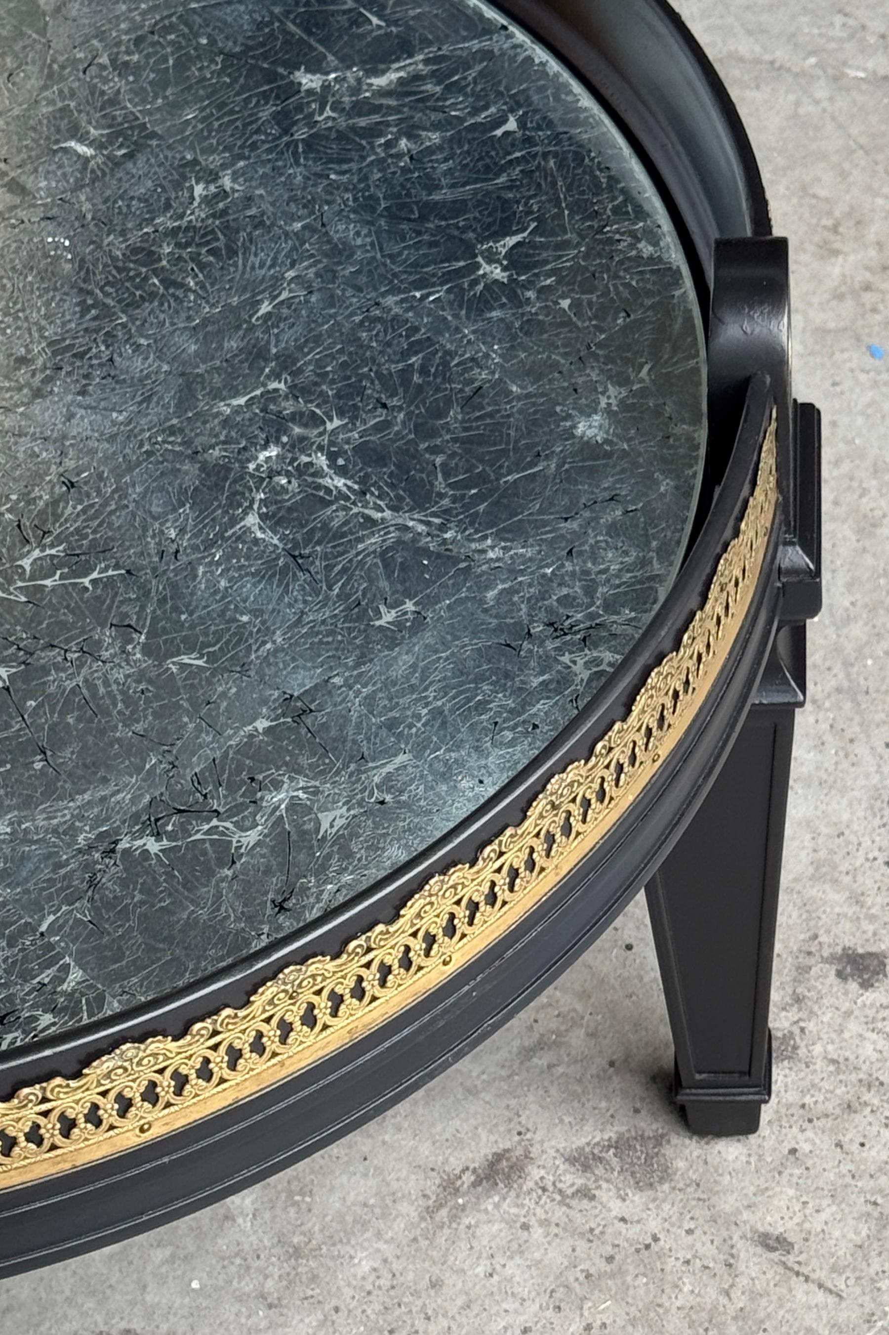Doré Maison Jansen Laque noire, bronze et miroir Surtout de Table Table basse en vente