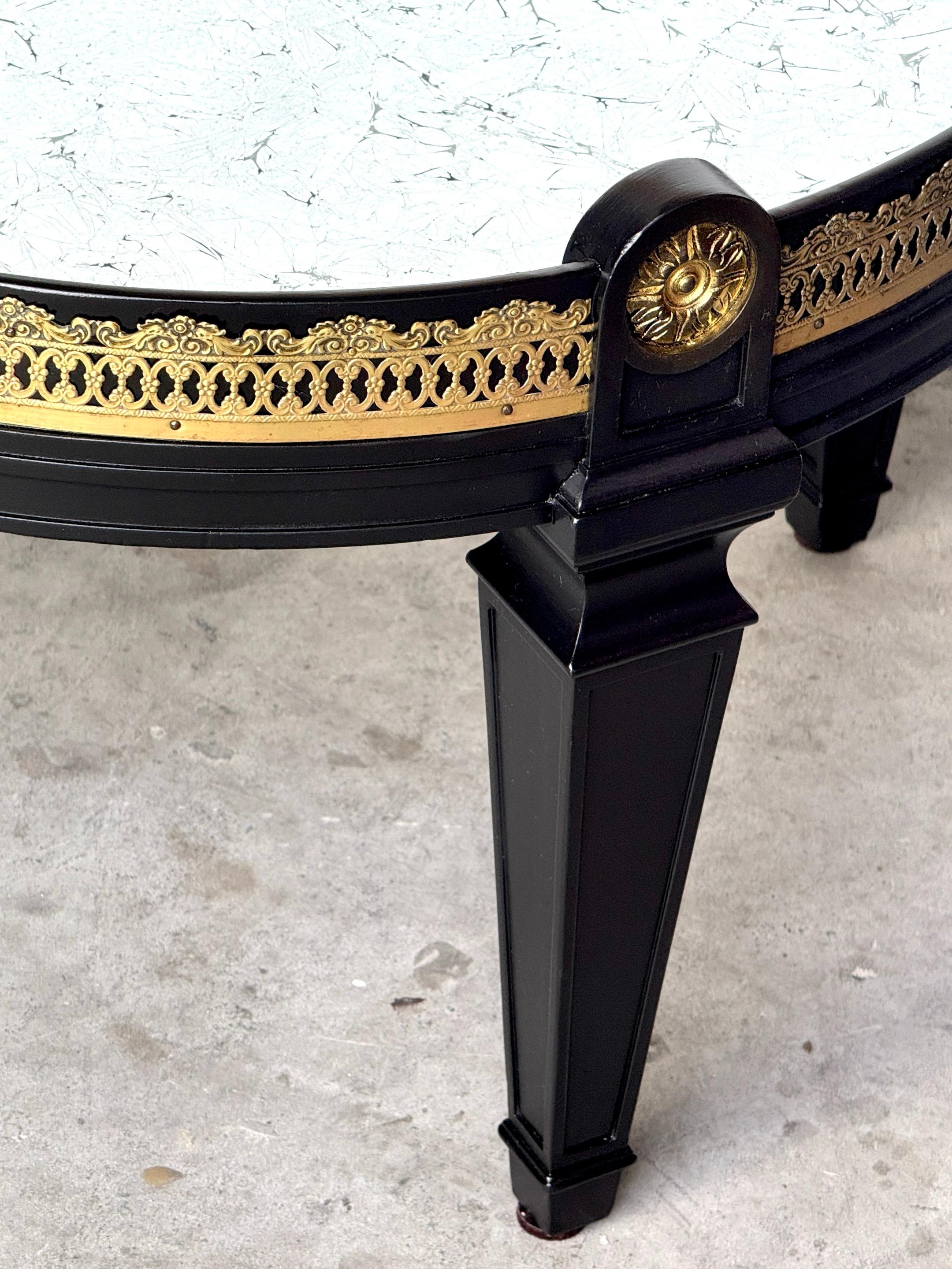 20ième siècle Maison Jansen Laque noire, bronze et miroir Surtout de Table Table basse en vente