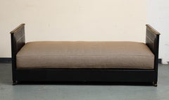 Maison Jansen Daybed aus schwarzem Leder mit vergoldetem Foliendesign