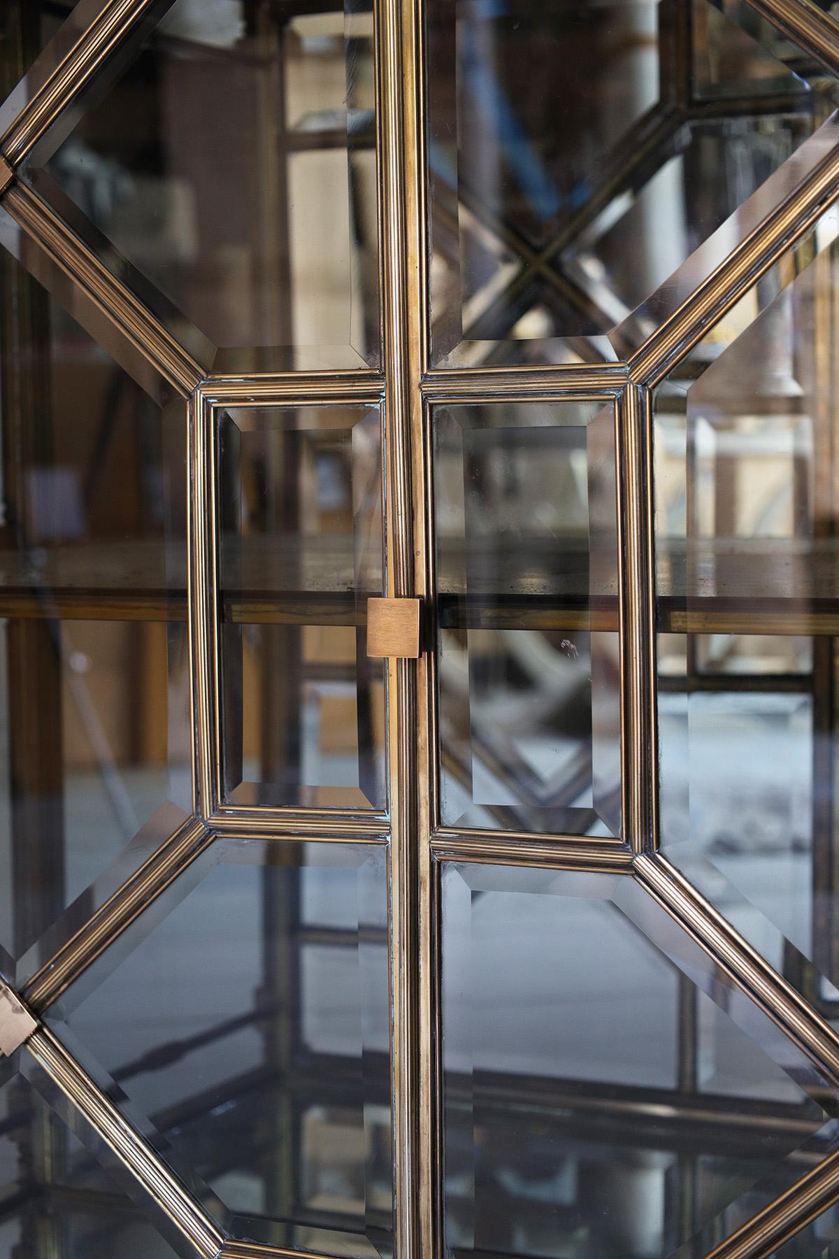 Superbe armoire en laiton et verre de la Maison Maison Jansen des années 1960.

