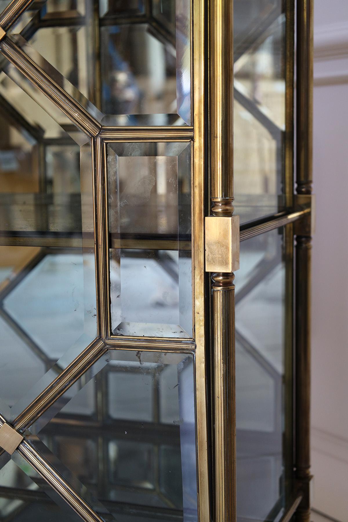 Mid-Century Modern Maison Jansen - Armoire en laiton et verre