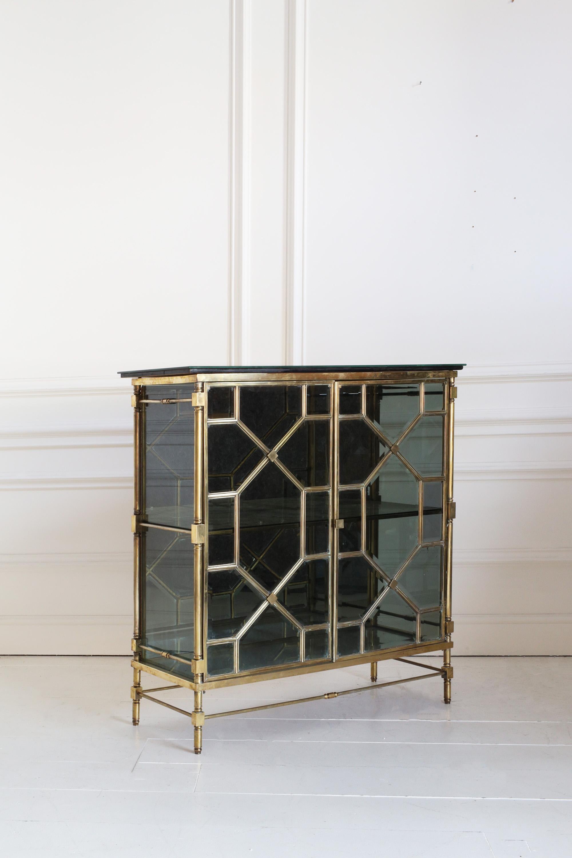 Maison Jansen - Armoire en laiton et verre Bon état à London, GB