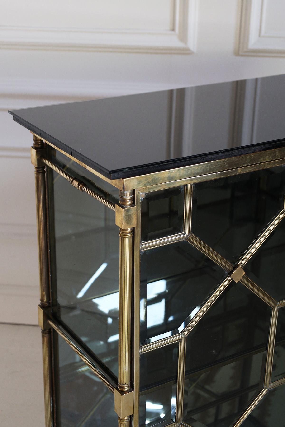 20ième siècle Maison Jansen - Armoire en laiton et verre