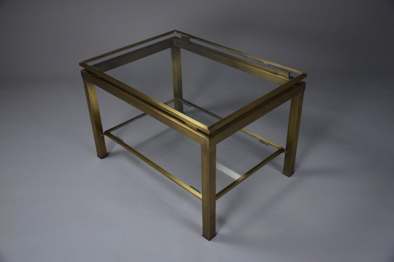 Brass coffee or side table by Maison Jansen. Stylish Hollywood Regency two-tier coffee table by Maison Jansen.
This stylish and elegant table is in great condition.

Measurements: D. 27.56