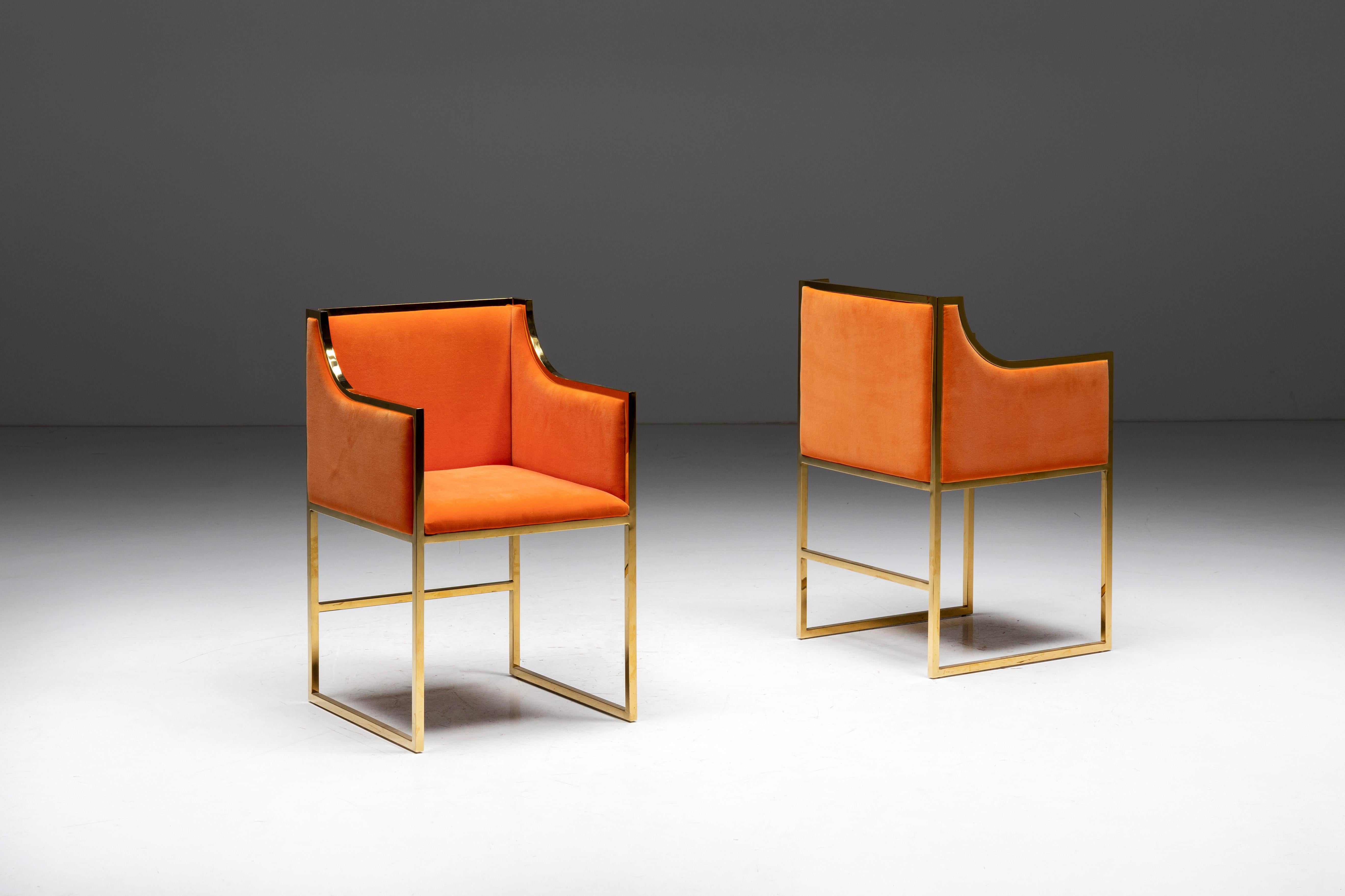 Exquisite Esszimmerstühle aus orangefarbenem Samt, die an den ikonischen Stil von Maison Jansen aus den 1980er Jahren in Frankreich erinnern. Dieses atemberaubende Stuhlset, das sich in einem tadellosen Zustand befindet, strahlt zeitlose Eleganz und