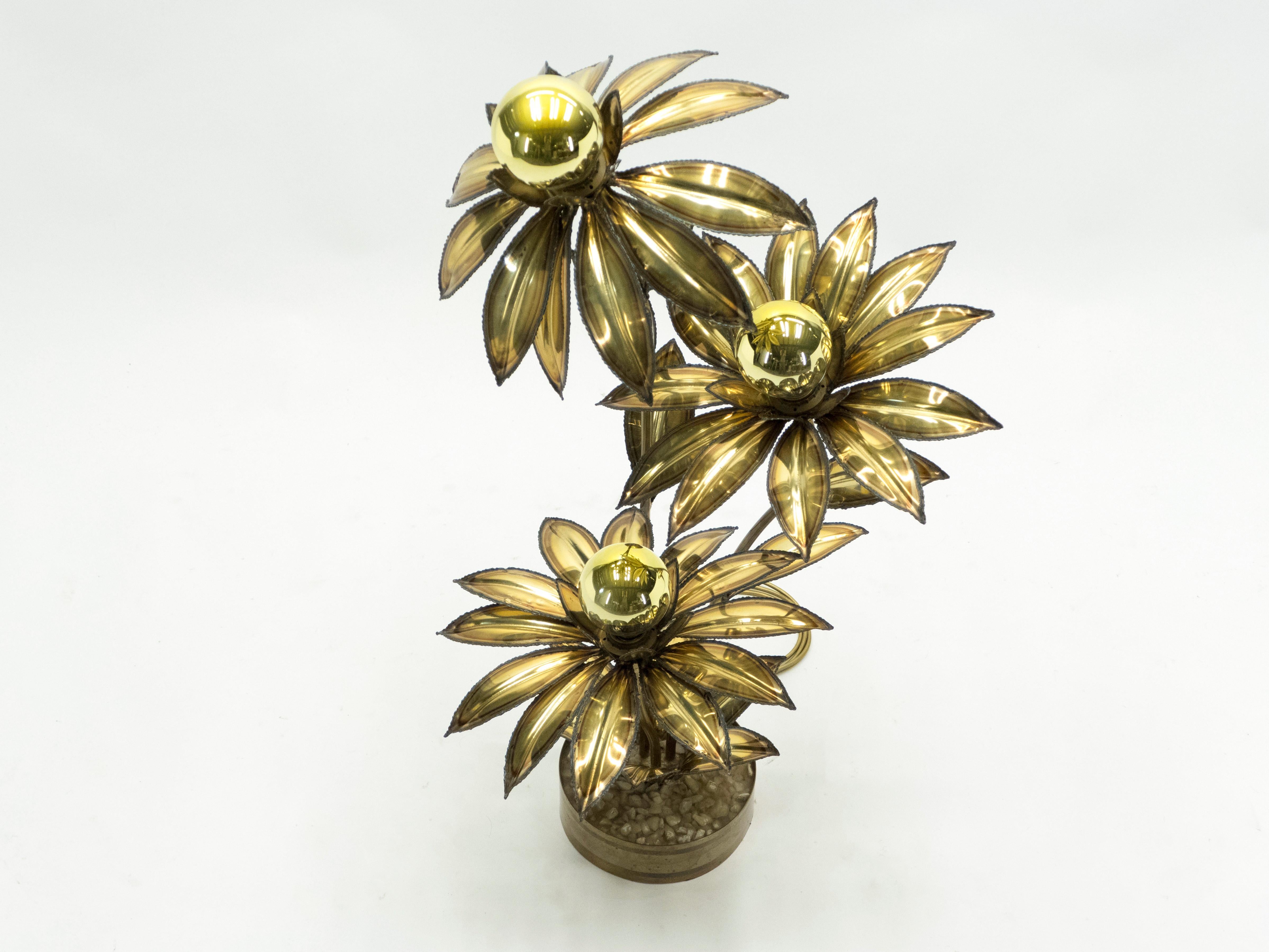 For those that derive their inspiration from nature, this enchanting 1970s floor lamp will revitalize any room design. Primarily made from brass, the lamp features individually rendered flower petals which open up to soft light bulbs, delicately