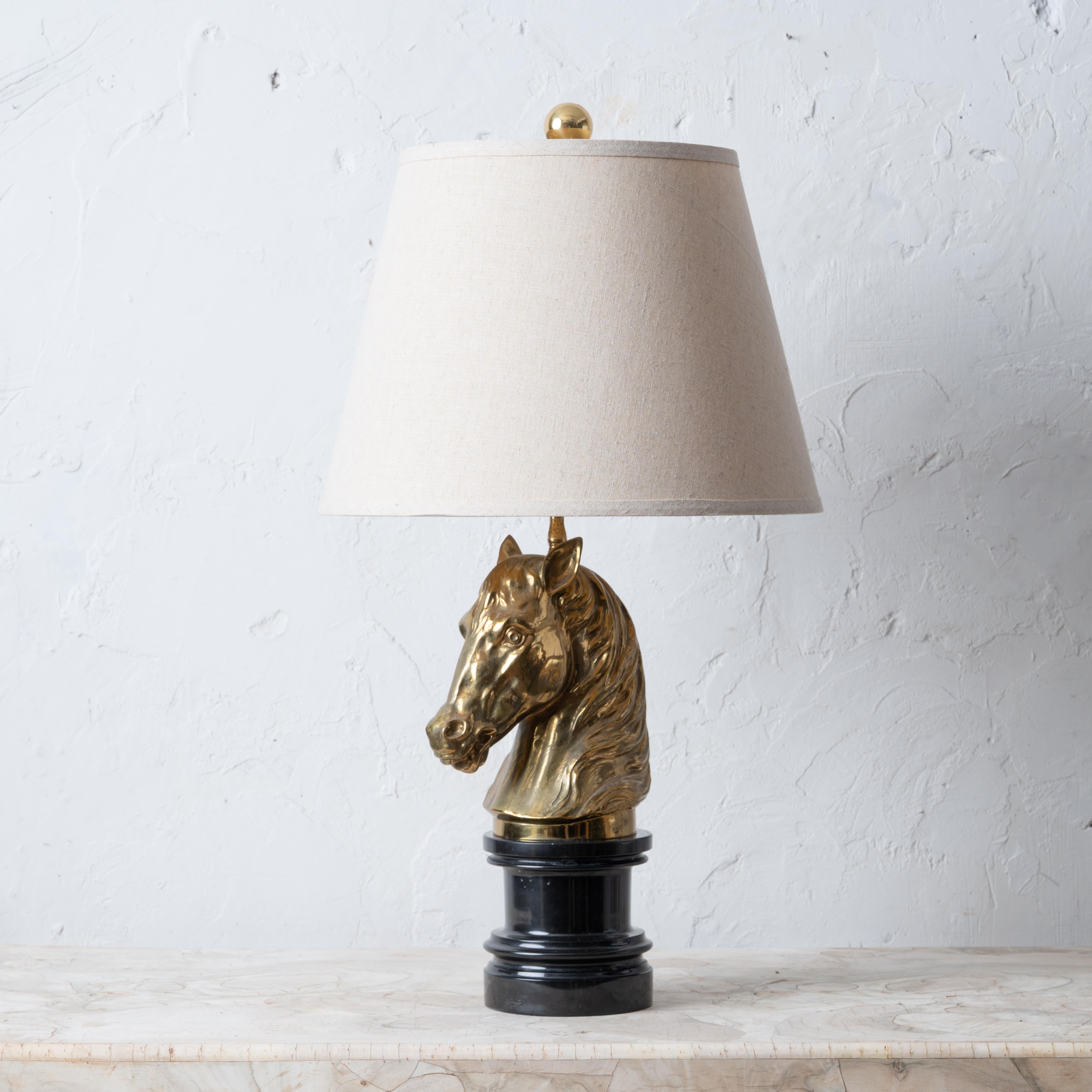 Lampada da tavolo a testa di cavallo in ottone della Maison Jansen su base di marmo, Francia, circa 1950.



8 pollici di larghezza, 5 pollici e mezzo di profondità e 27 pollici e mezzo di altezza; 14 pollici di altezza fino alla punta