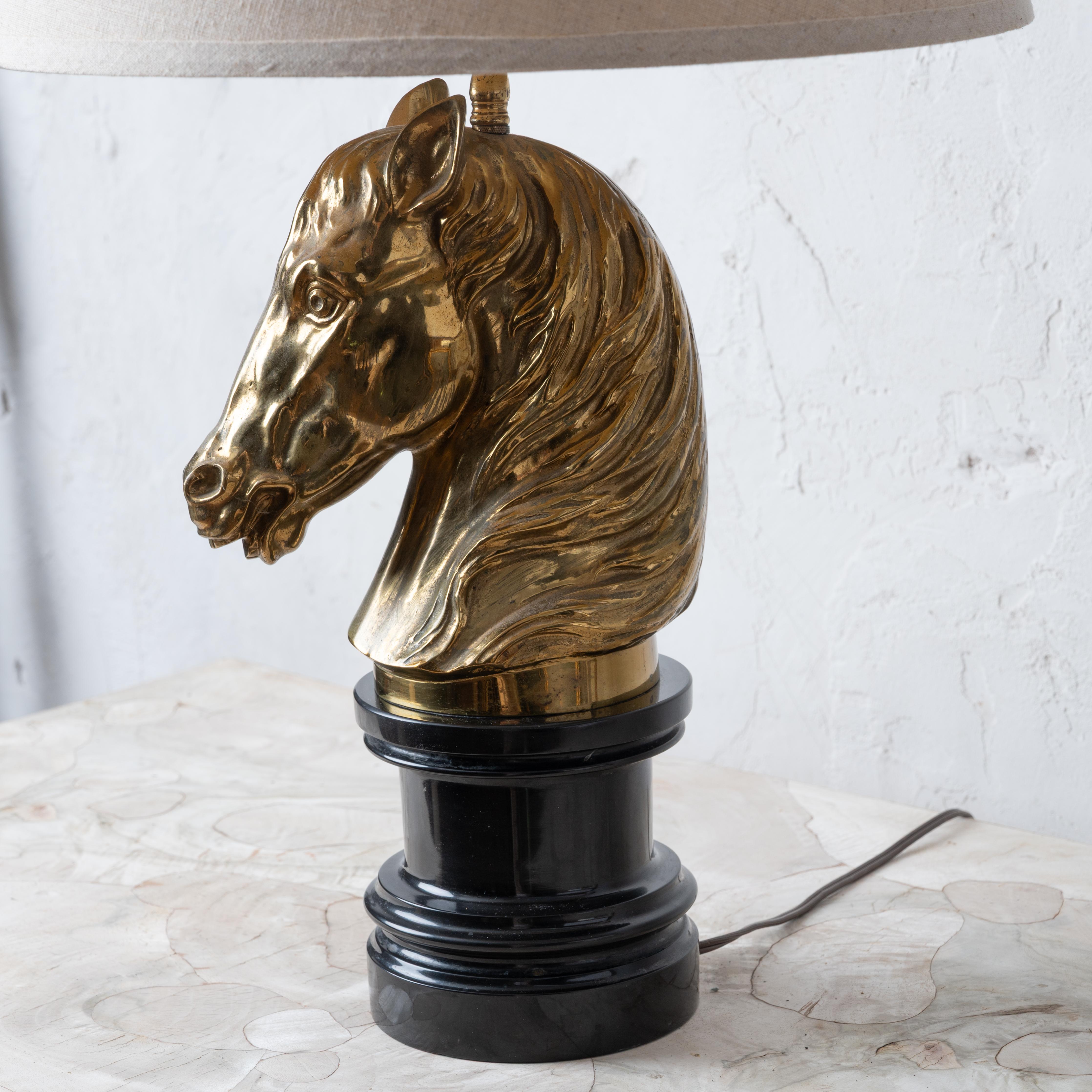 Ottone Lampada a testa di cavallo in ottone Maison Jansen, c.1950 in vendita