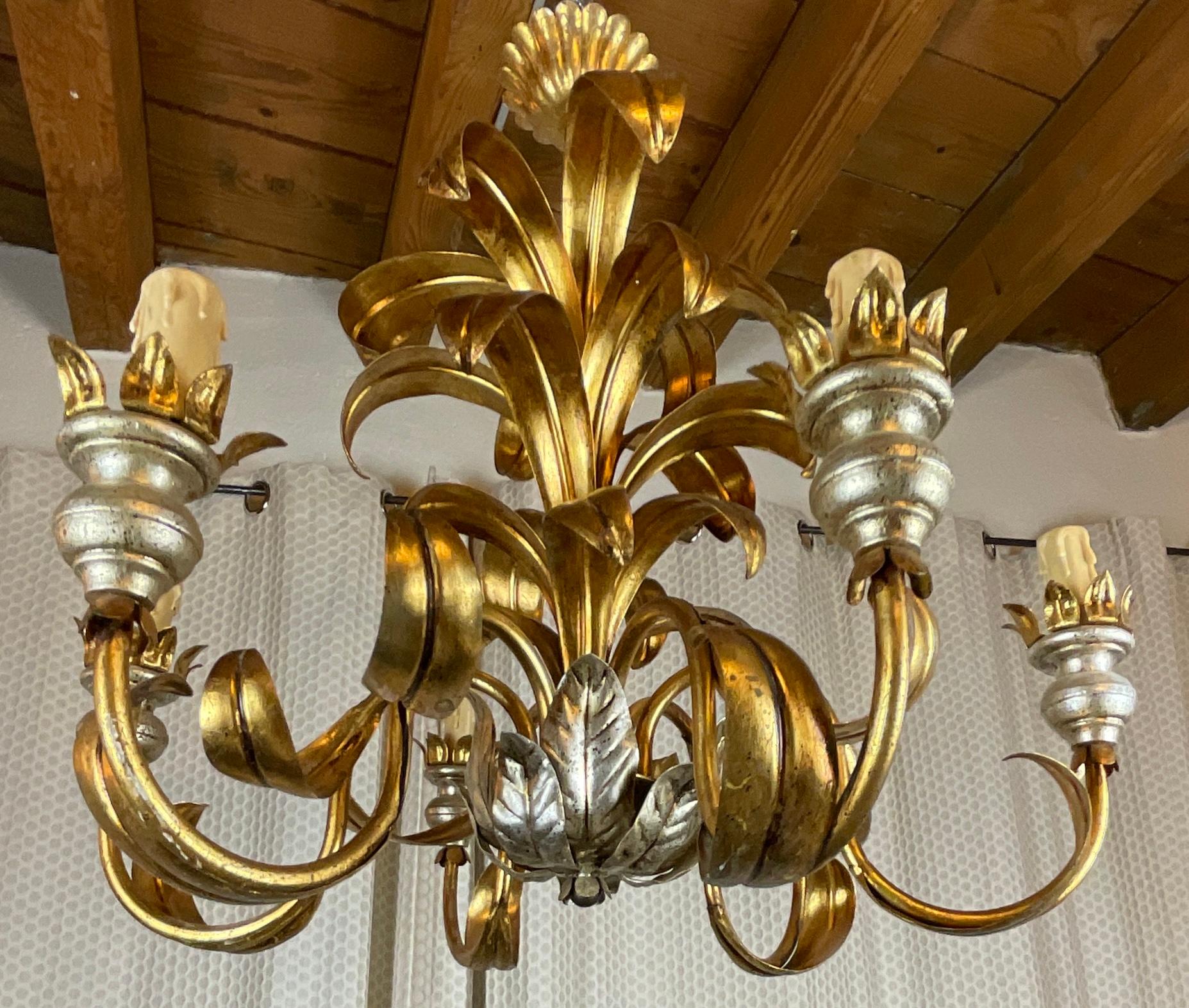 Mid-Century moderno Lampadario a 6 luci a foglia d'ottone in stile Maison Jansen in vendita