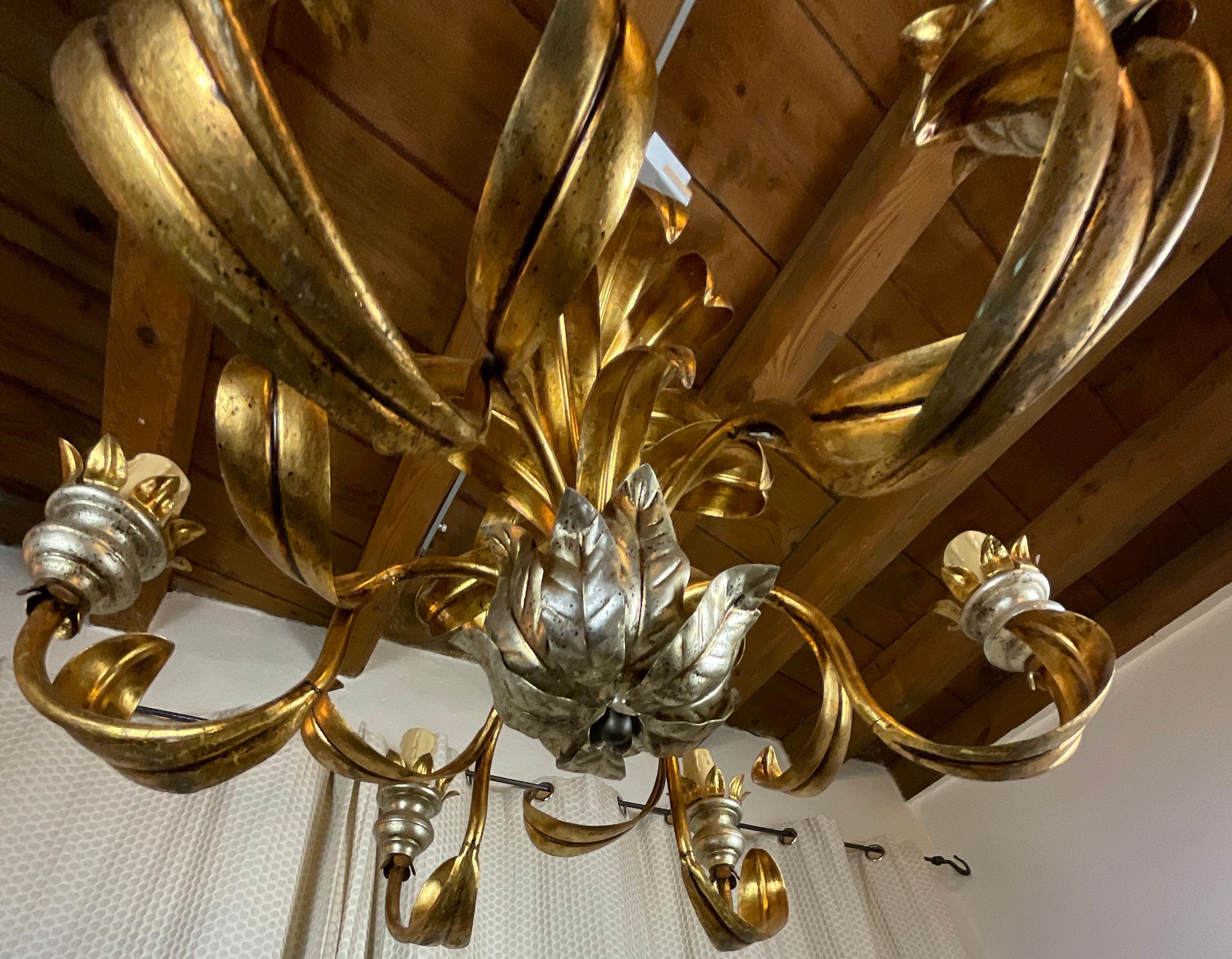 Dorato Lampadario a 6 luci a foglia d'ottone in stile Maison Jansen in vendita