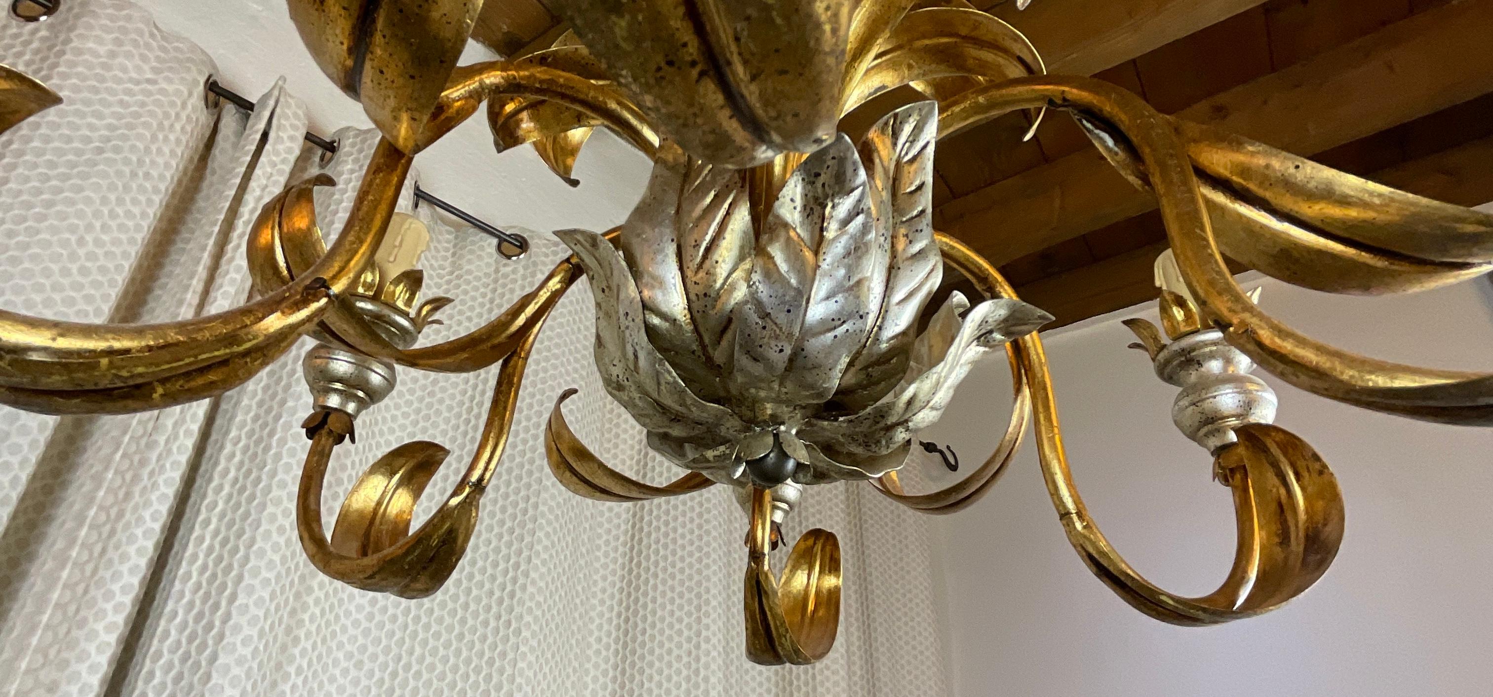 Lampadario a 6 luci a foglia d'ottone in stile Maison Jansen In condizioni buone in vendita a Miami, FL