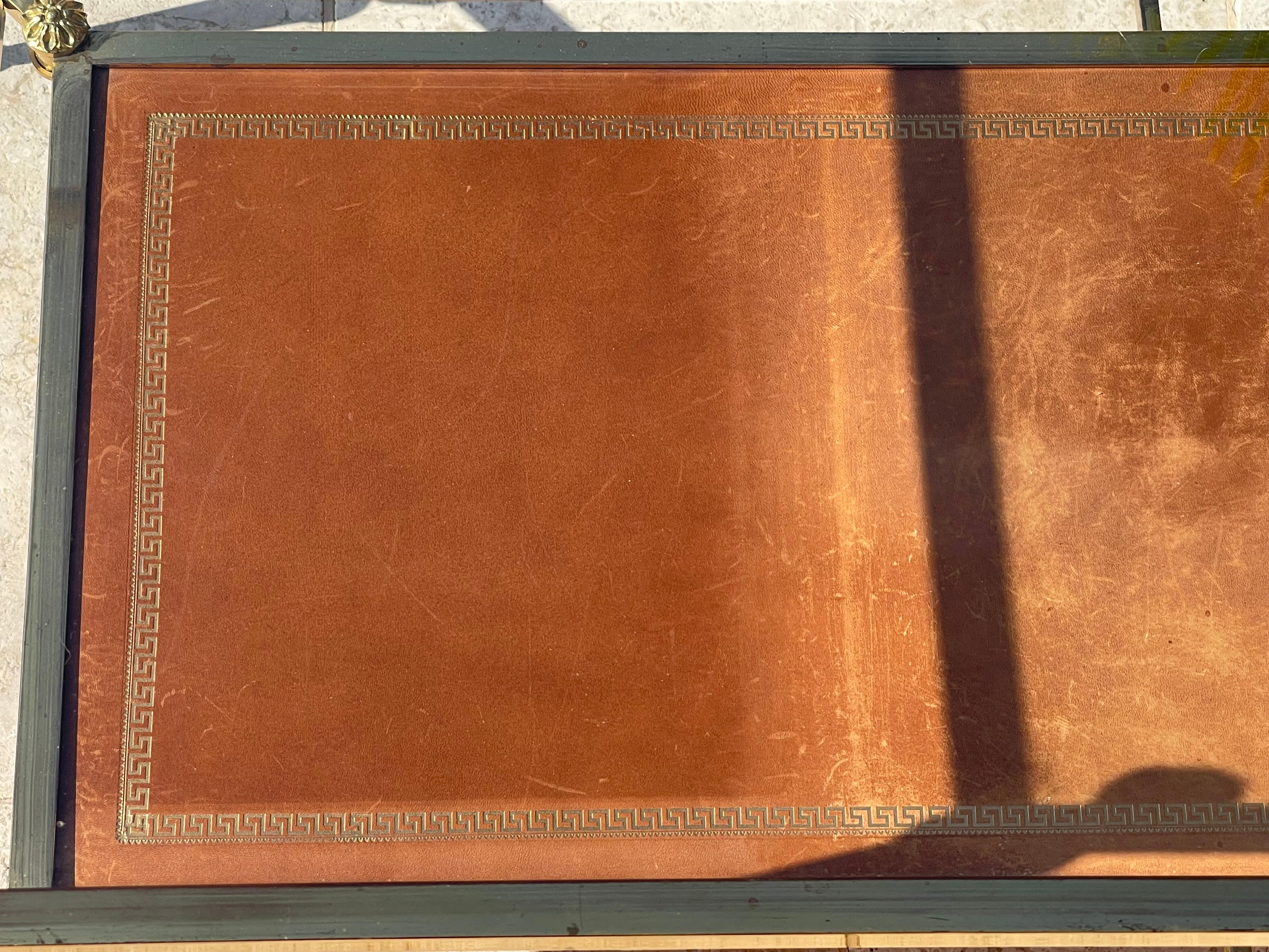 Maison Jansen - Table basse en laiton et cuir en vente 5