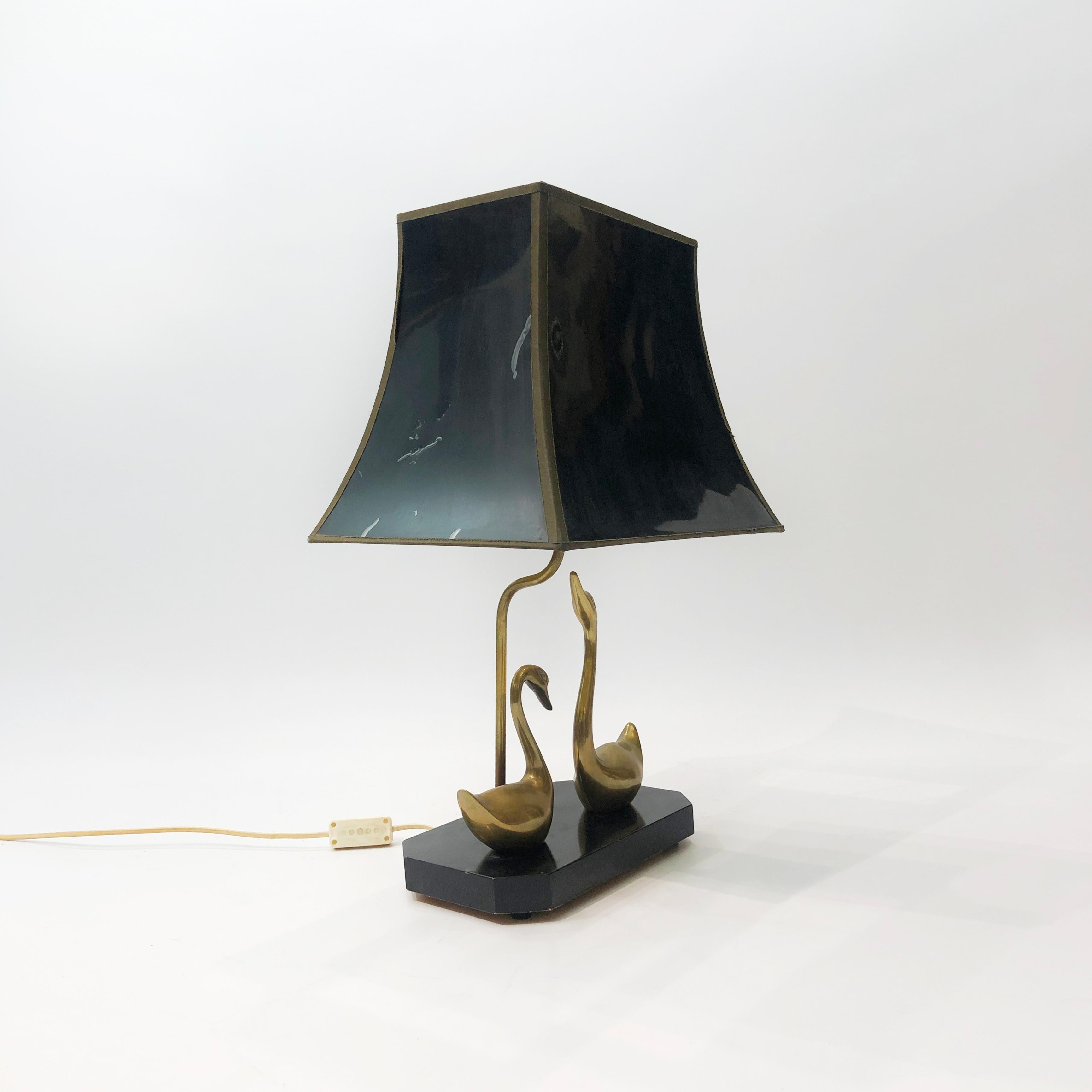 Maison Jansen: Hollywood Regency-Tischlampe mit Schwanen aus Messing, Chinoiserie-Ebenholz, 1970er Jahre im Angebot 1