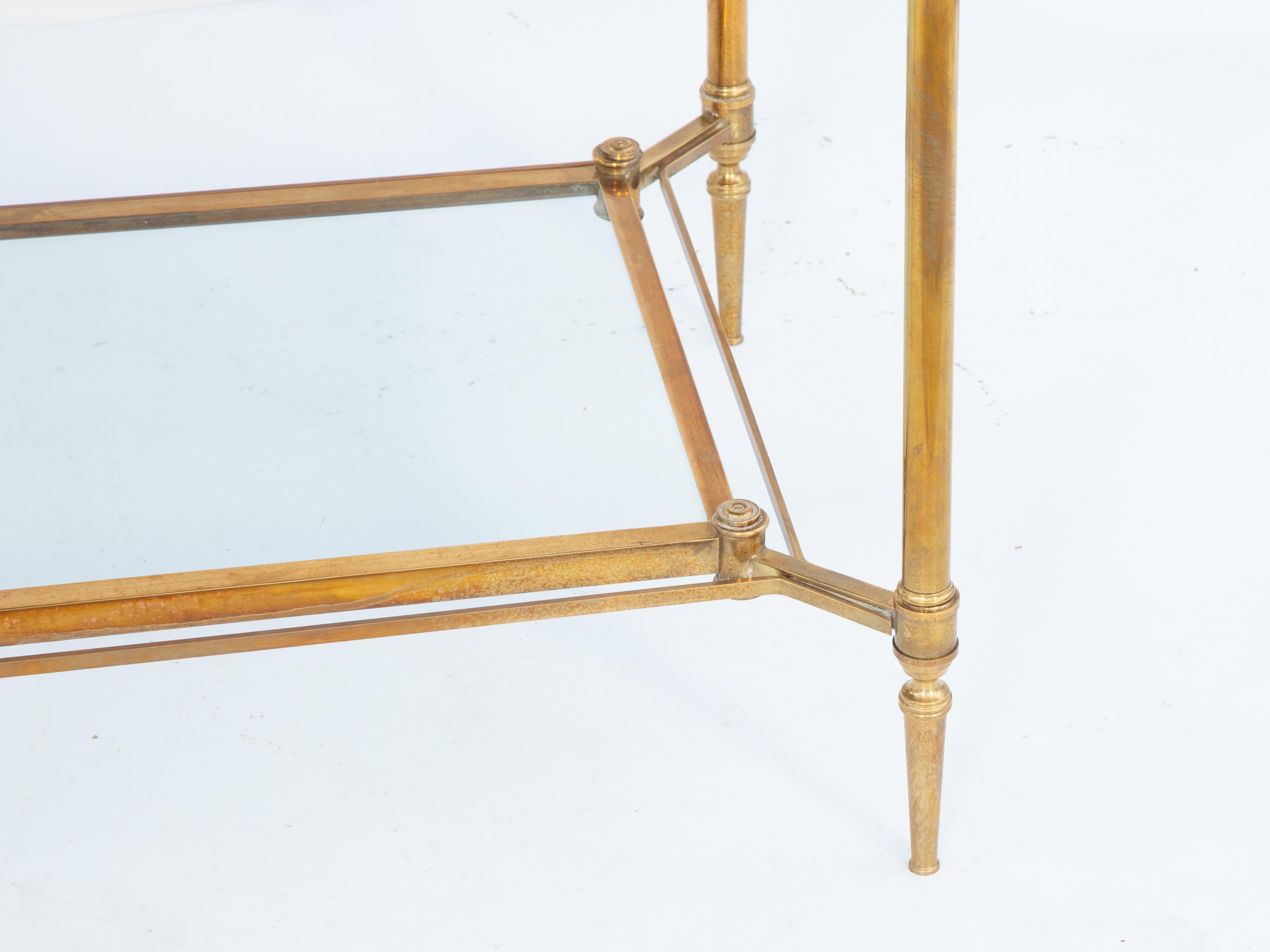 Mesa de té Maison Jansen de latón con tablero de cuero labrado y estante de cristal estirado Francés en venta