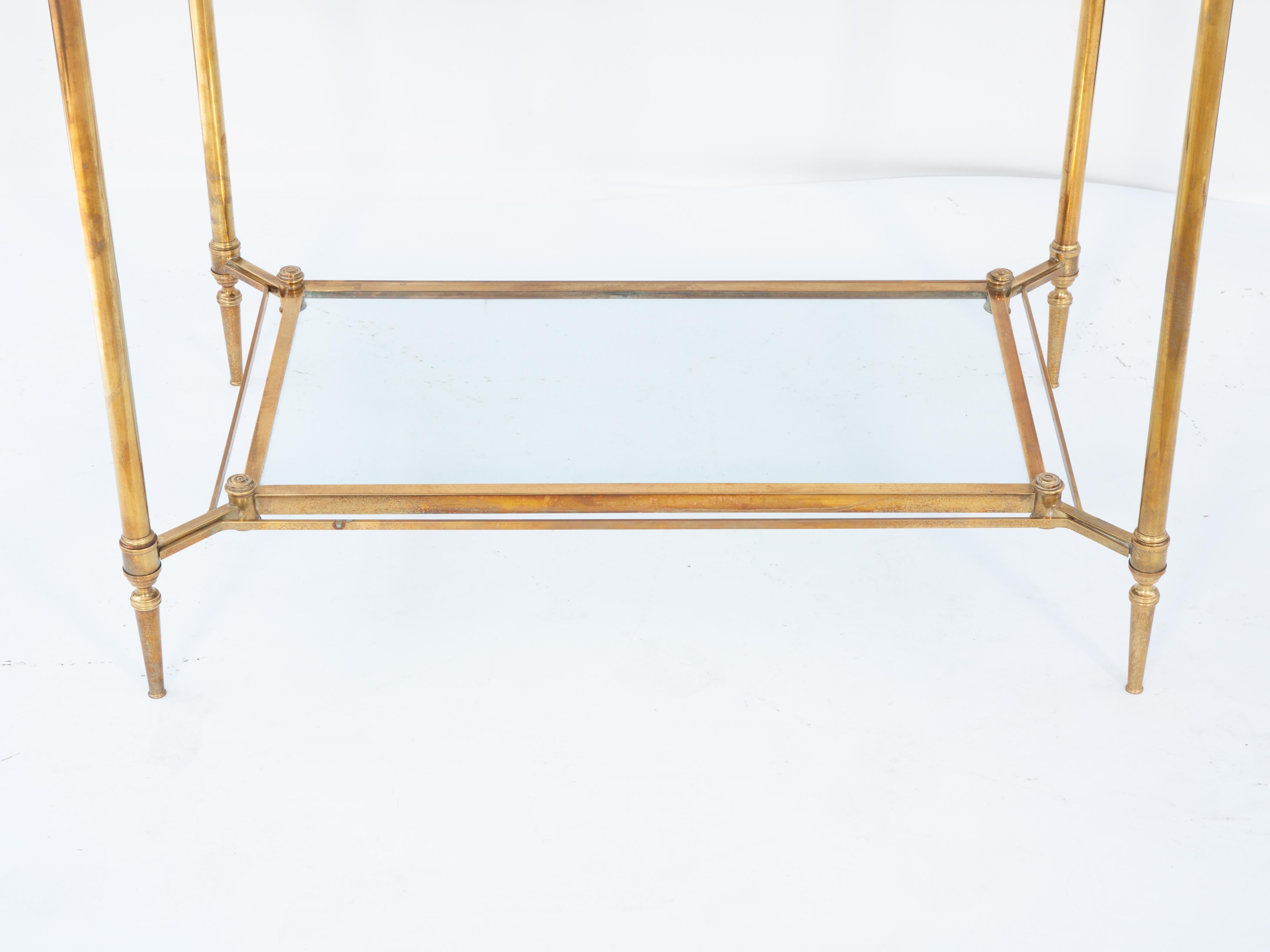 Mesa de té Maison Jansen de latón con tablero de cuero labrado y estante de cristal estirado Pulido en venta