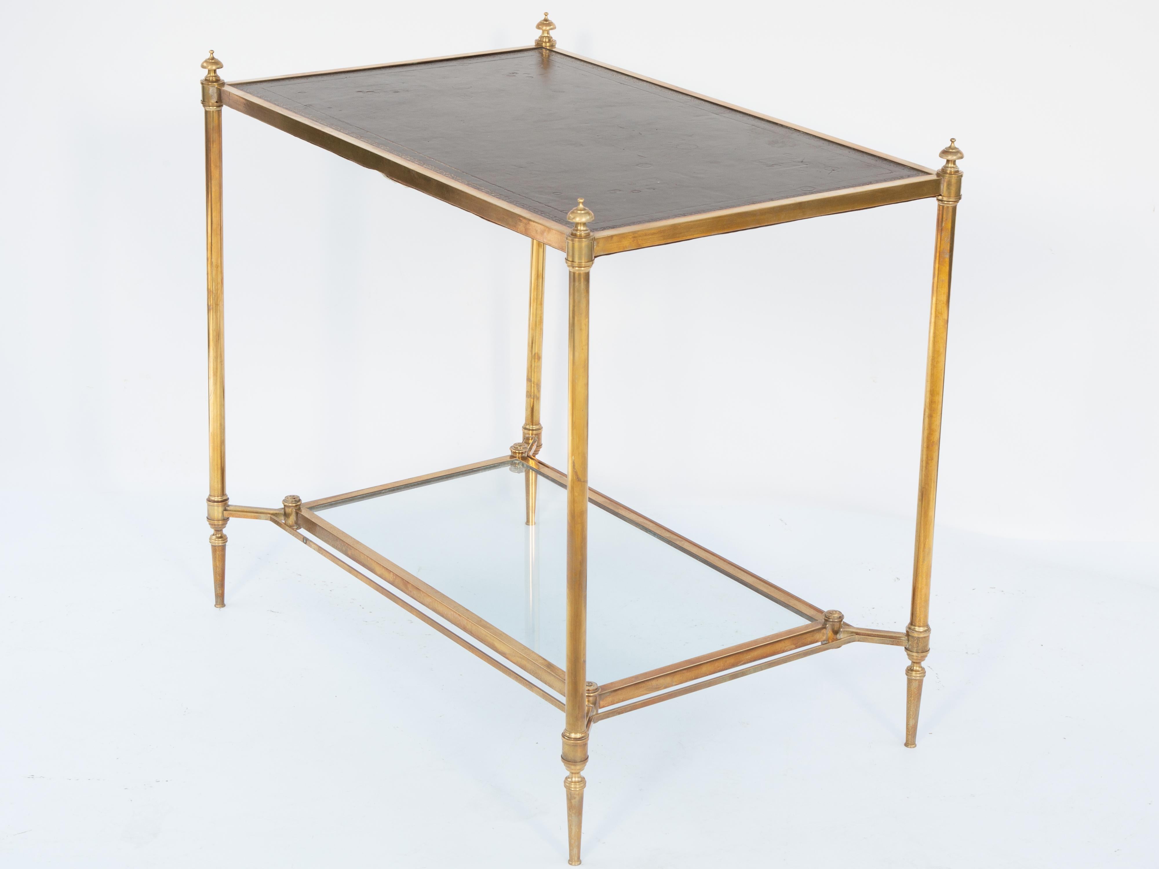 Mesa de té Maison Jansen de latón con tablero de cuero labrado y estante de cristal estirado en Bueno estado para la venta en West Palm Beach, FL