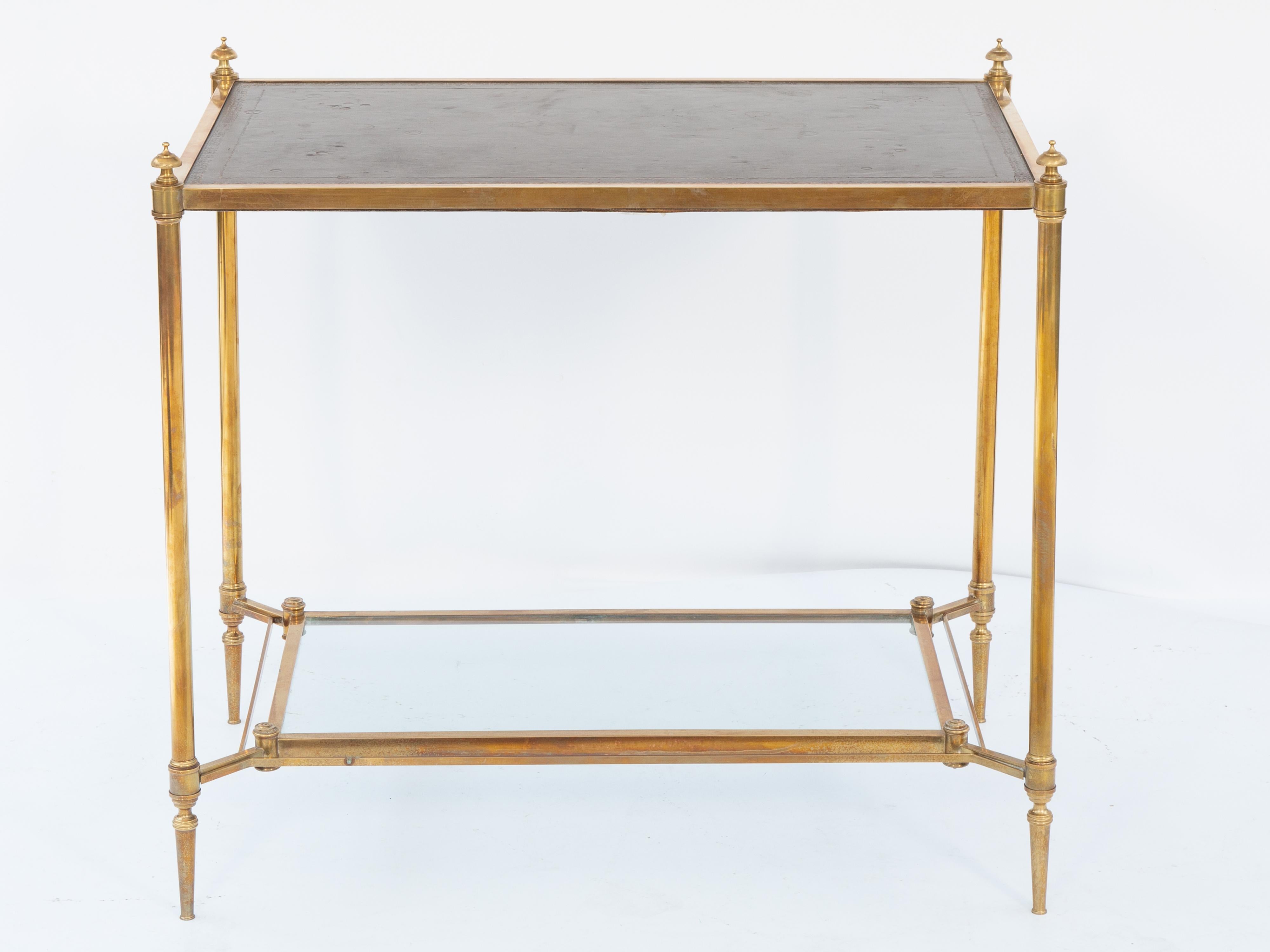 Mesa de té Maison Jansen de latón con tablero de cuero labrado y estante de cristal estirado Latón en venta