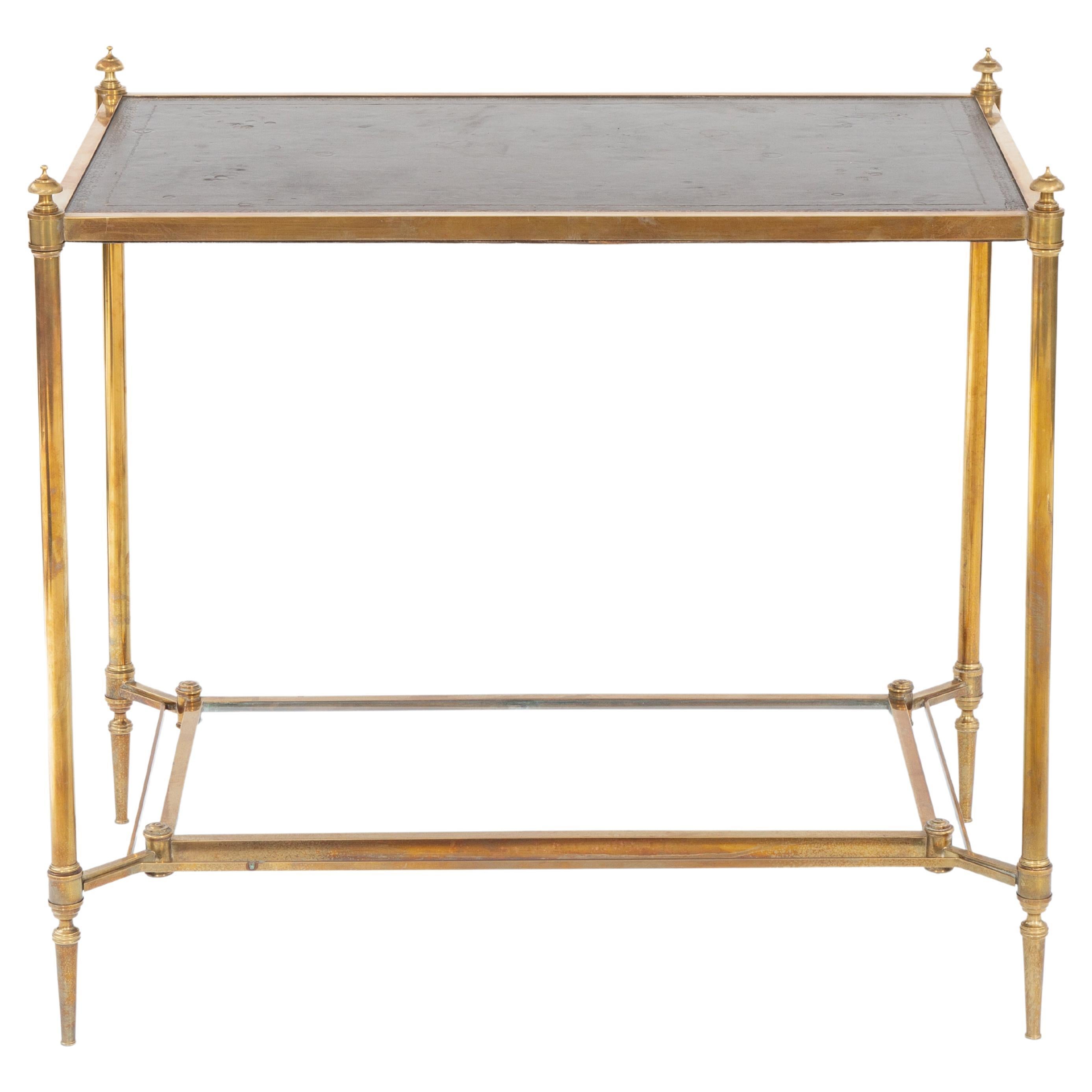 Mesa de té Maison Jansen de latón con tablero de cuero labrado y estante de cristal estirado en venta