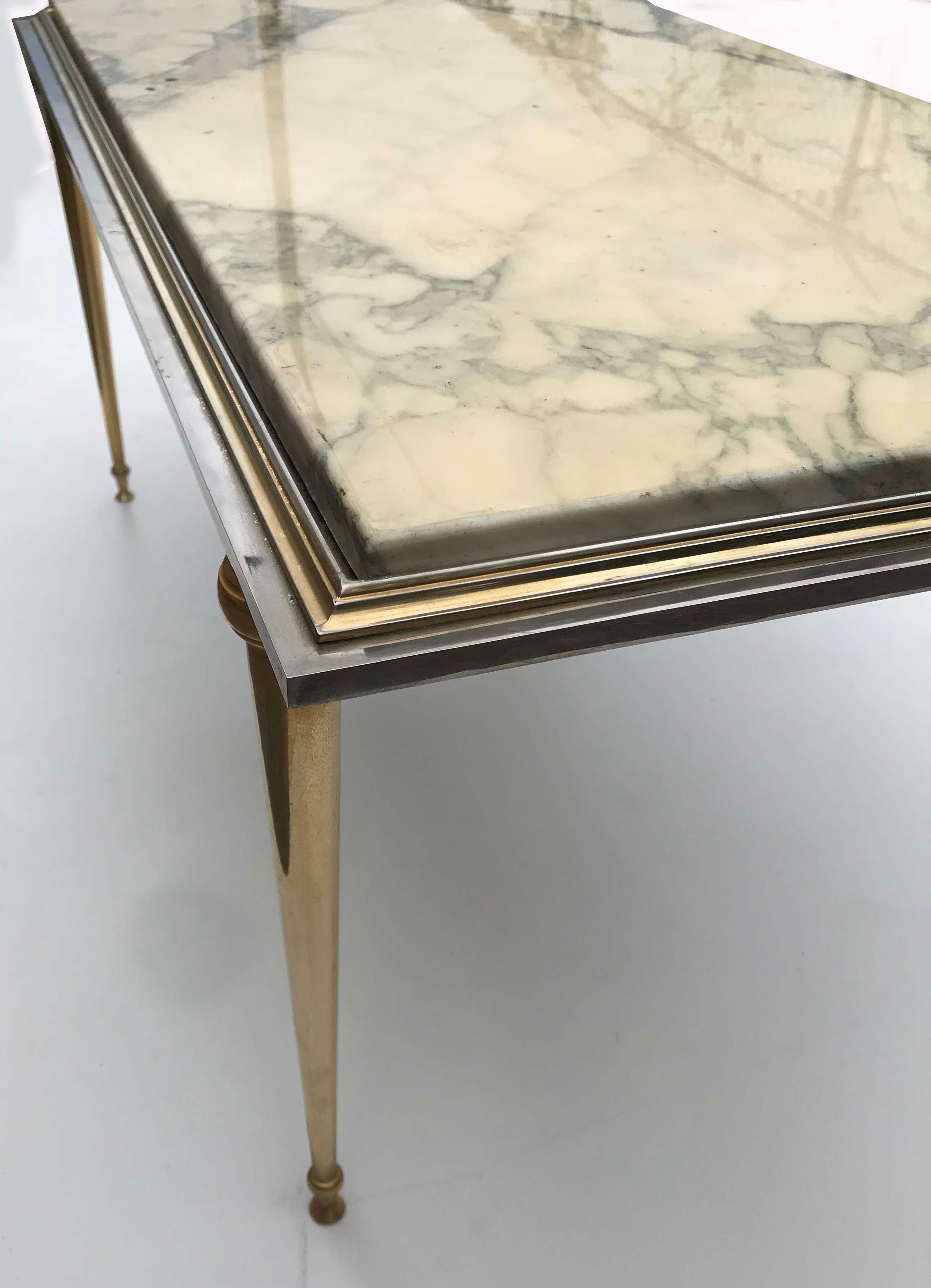 Prächtiger Maison Jansen Couchtisch mit zwei Patinas:: Bronze und Stahl doriert. Die Platte ist aus italienischem Carrara-Marmor::
schwer und robust. 
Sehr guter Originalzustand.