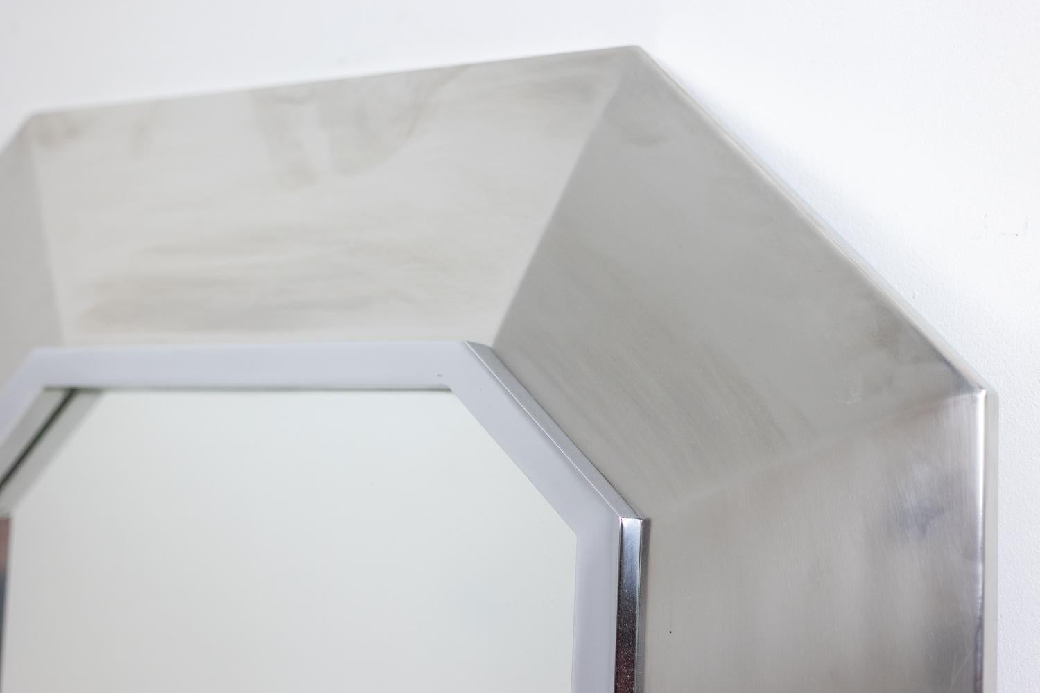 Maison Jansen, von.

Spiegel aus gebürstetem Aluminium und verchromtem Metall in achteckiger Form.

Französisches Werk aus den 1970er Jahren.

Abmessungen: H 90 x B 70 x T 8 cm

Referenz: LS6173635Y