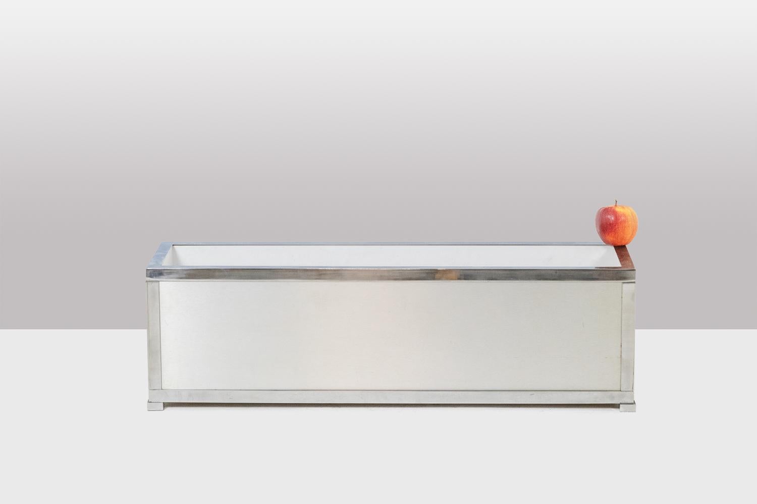 Maison Jansen, by.

Rectangular brushed aluminum planter, chrome metal frame.

French work realized in the 1970s.

Dimensions: H 27.5 x W 91 x D 26 cm

Reference: LS6167609U