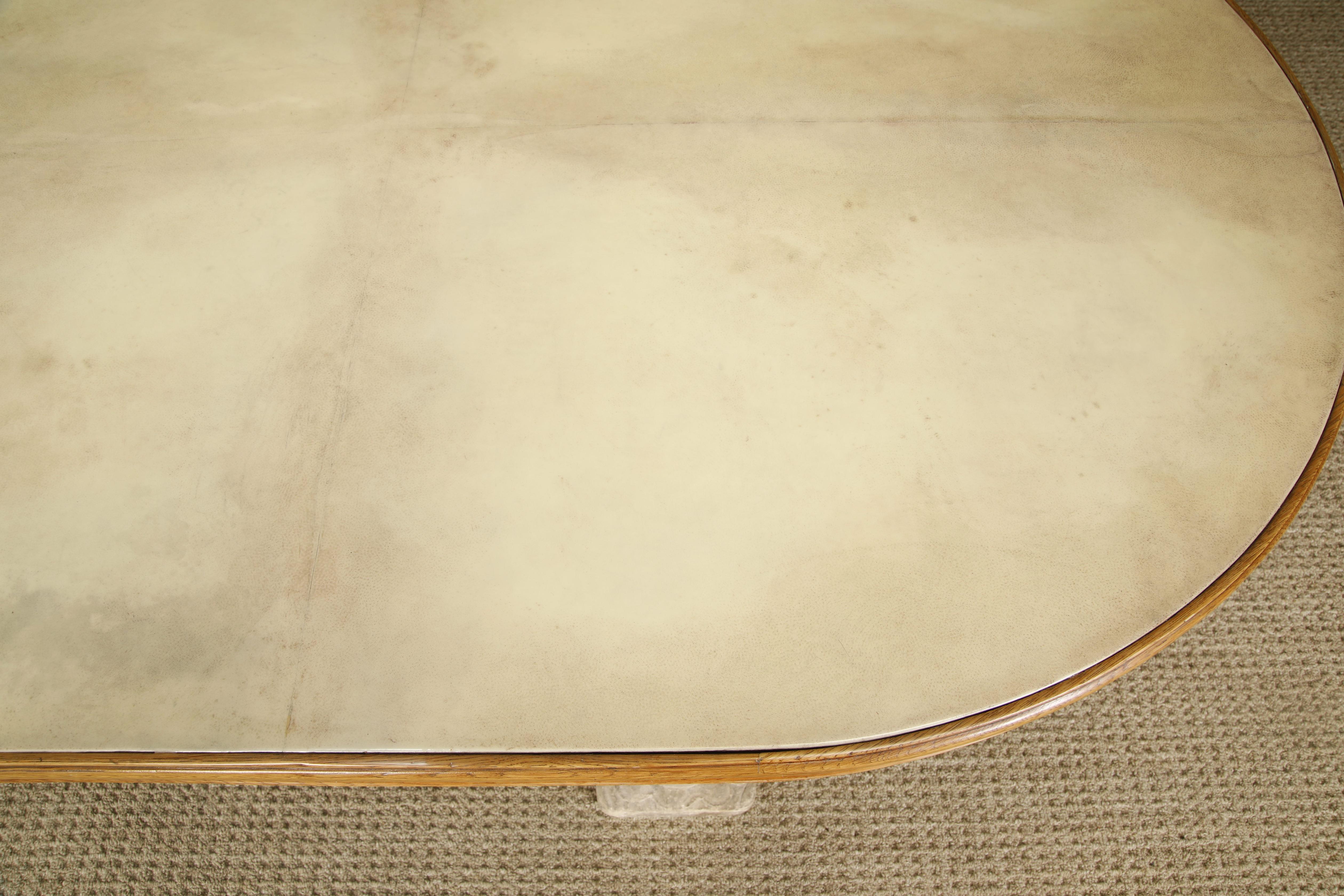 Table de salle à manger en pierre sculptée, Oak et Vellum laqué de la Maison Jansen, c. 1940 en vente 3