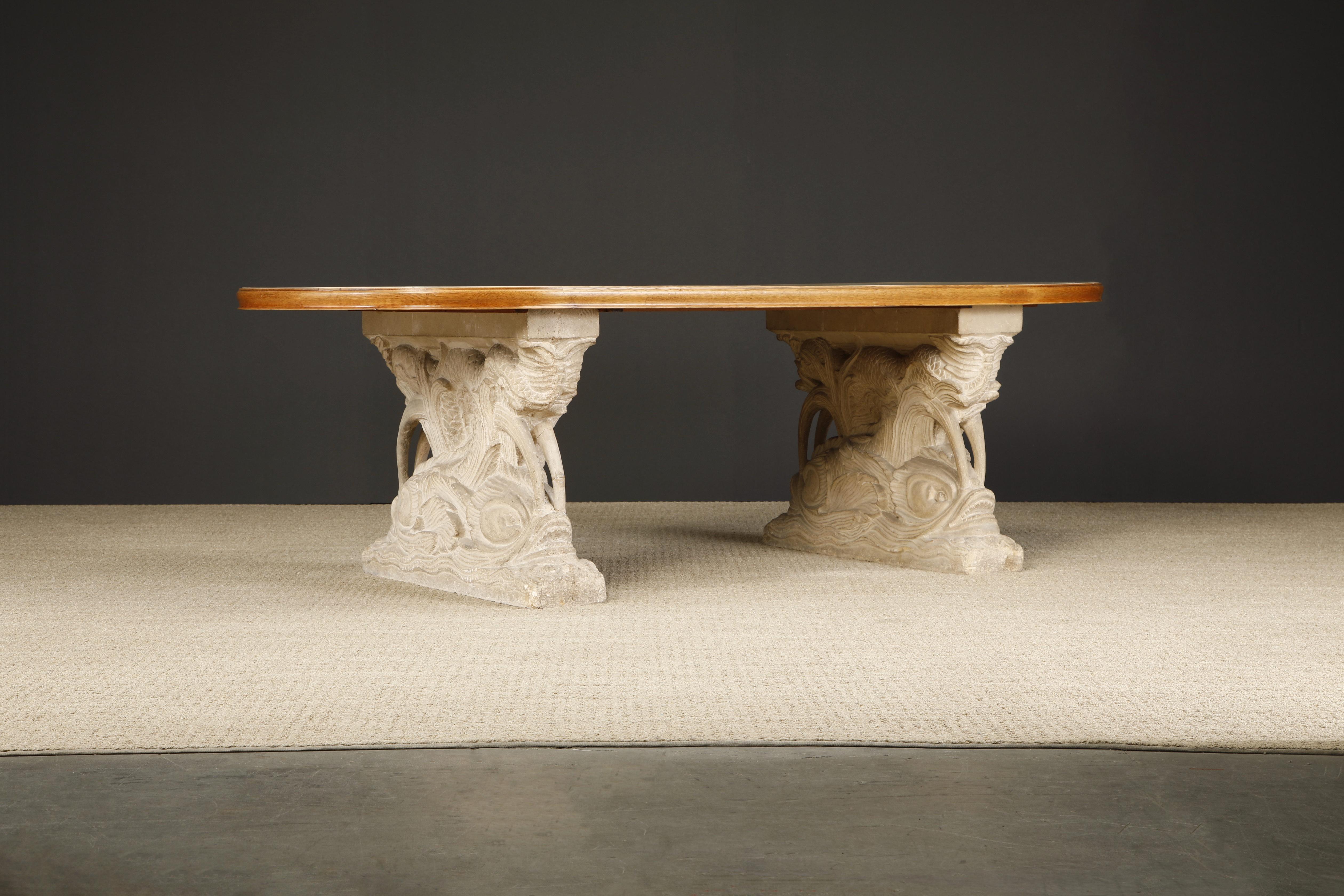 Magnifique table de salle à manger en pierre sculptée, en chêne et en vellum laqué de la Maison Jansen, vers les années 1940, fabriquée en France. Un élément de la base est marqué 