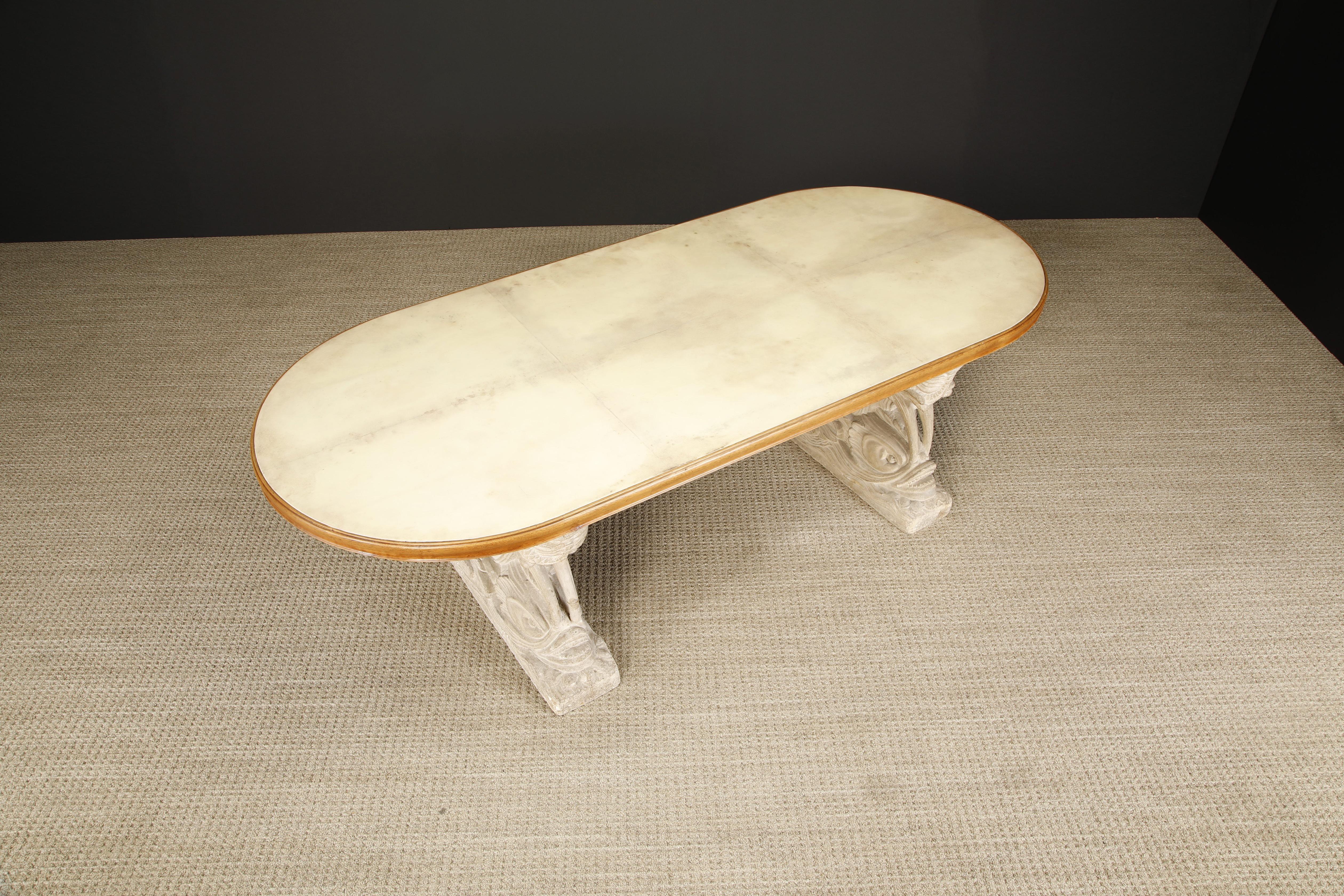 Table de salle à manger en pierre sculptée, Oak et Vellum laqué de la Maison Jansen, c. 1940 Bon état - En vente à Los Angeles, CA