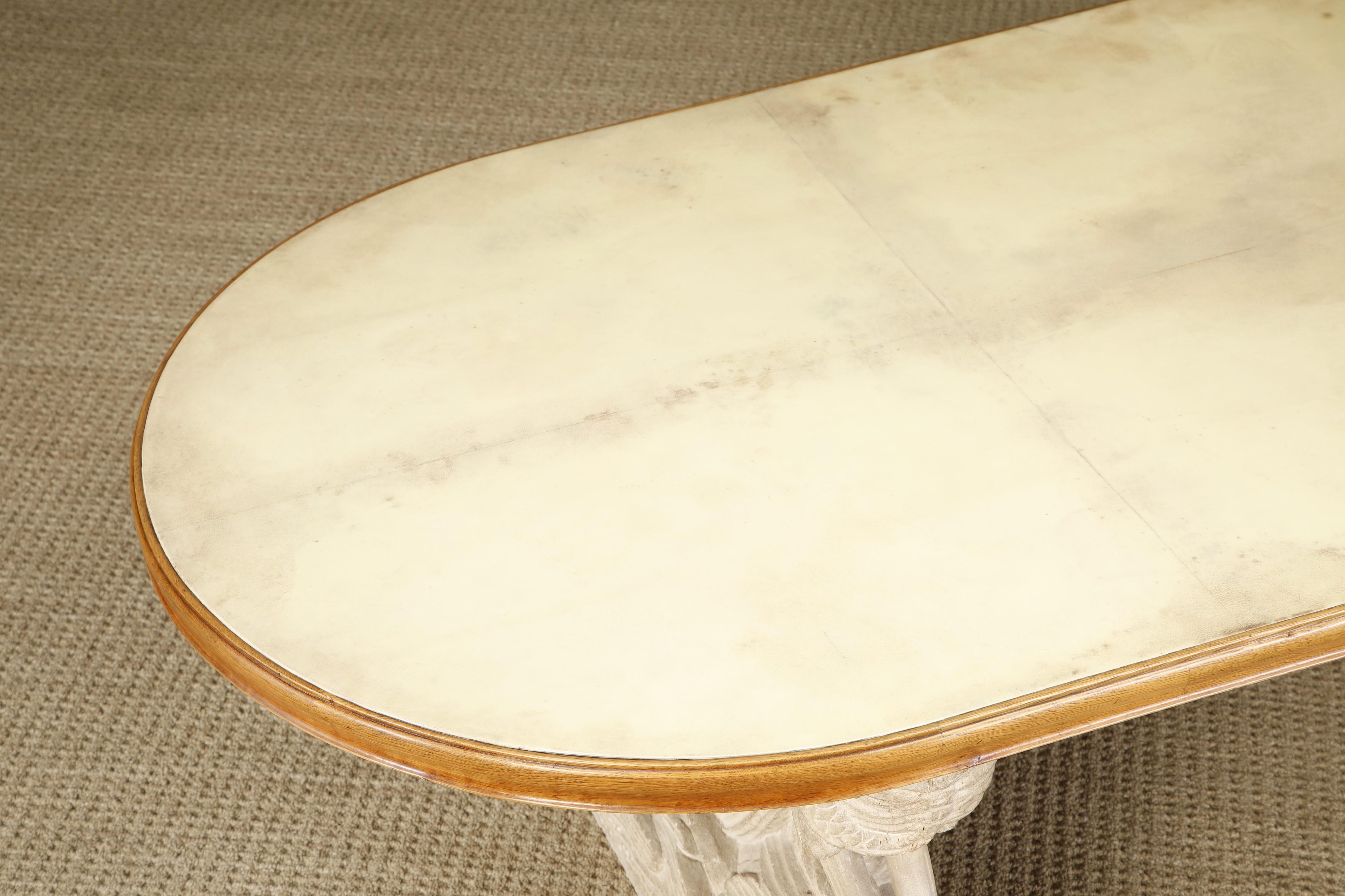 Pierre Table de salle à manger en pierre sculptée, Oak et Vellum laqué de la Maison Jansen, c. 1940 en vente
