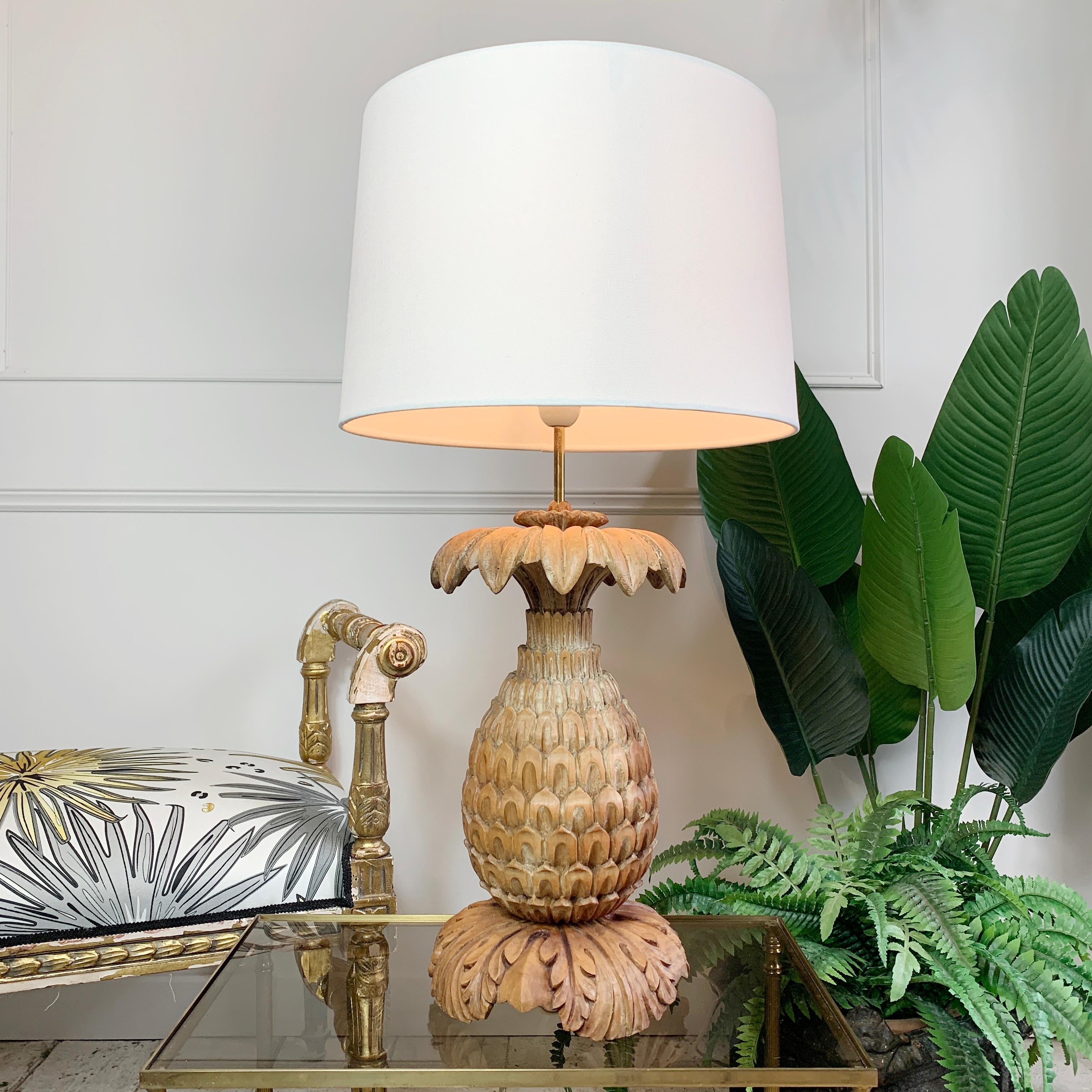 Eine prächtige Ananas-Tischlampe aus den 1930er Jahren von Maison Jansen. Aus einem einzigen Stück Holz geschnitzt, sind die Details und das Design dieses seltenen Stücks wirklich exquisit.

Es gibt Anzeichen von Verschleiß und Patina, die von