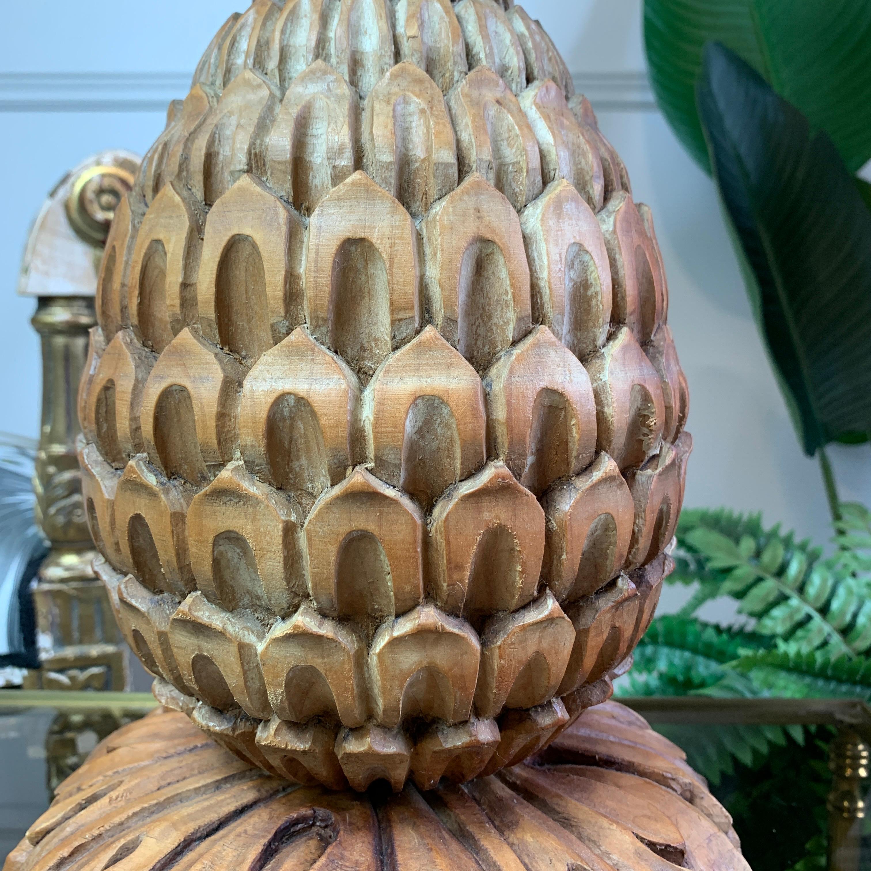 Maison Jansen Tischlampe mit geschnitzter Ananas aus Holz (Neurokoko) im Angebot