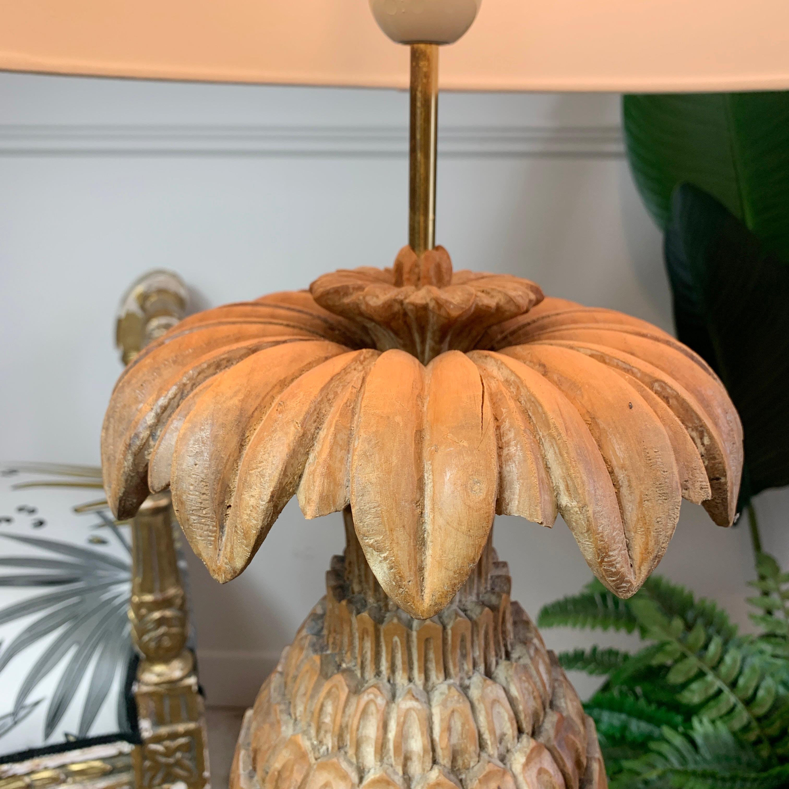 Maison Jansen Tischlampe mit geschnitzter Ananas aus Holz (Französisch) im Angebot