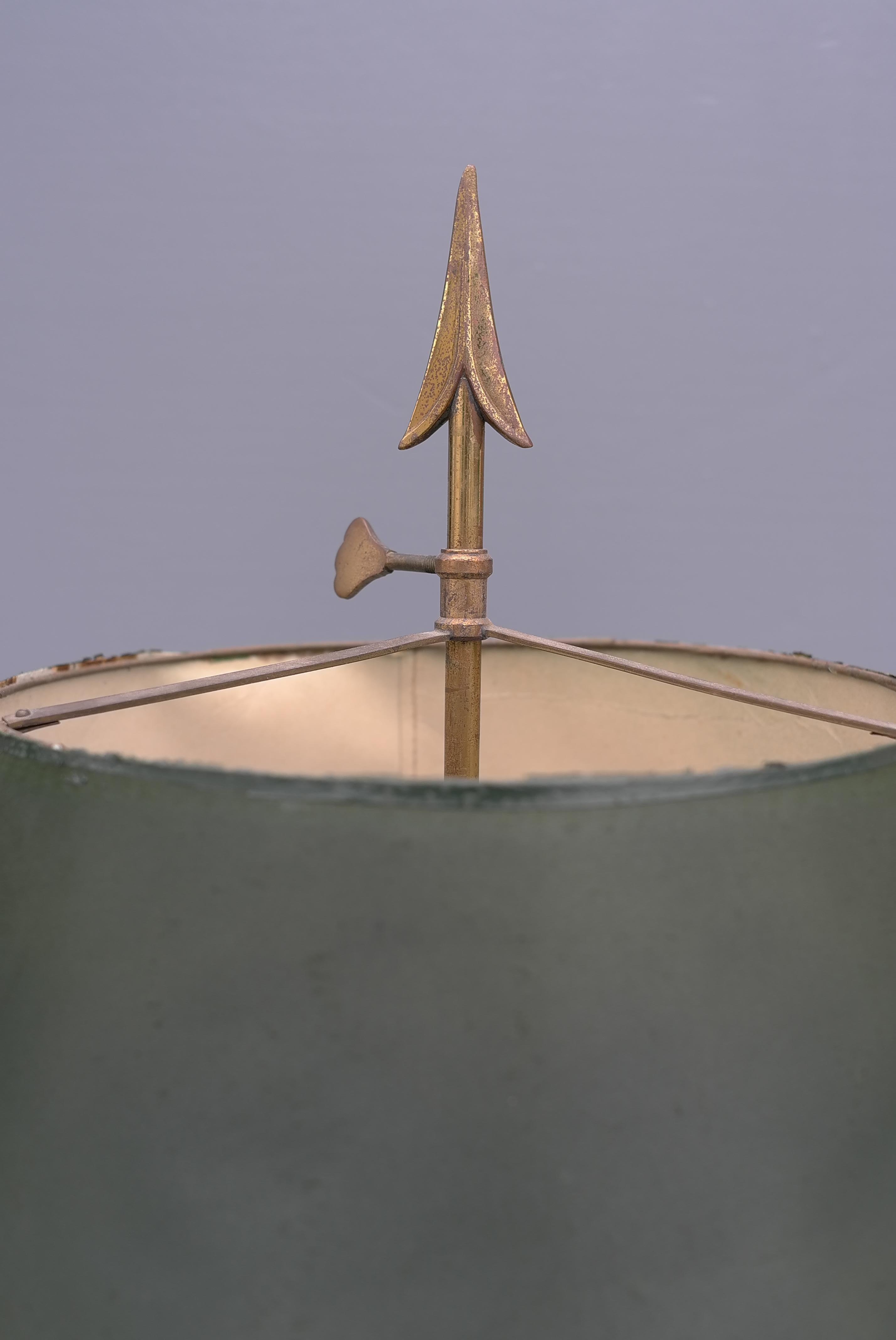 Maison Jansen 'Centaur' Hooves and Arrow Brass Table Lamp, France 1940's In Good Condition In Den Haag, NL