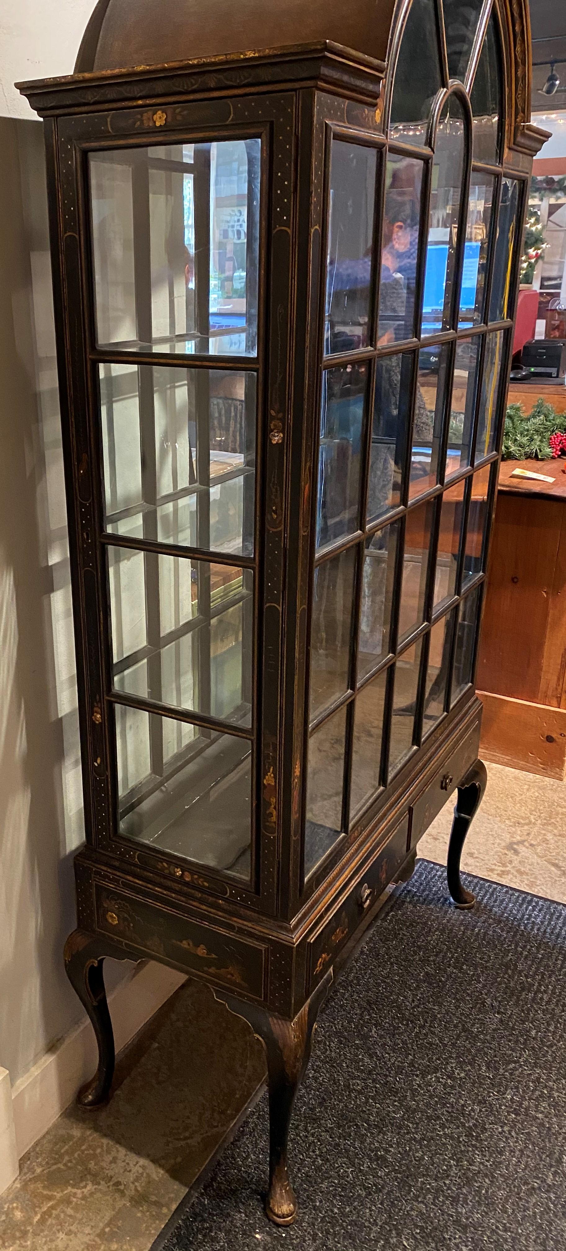 A fine Maison Jansen arched double sided vitrine cabinet with wooden frame, hinged glass paneled doors on either side, glazed glass panels on front and back, three interior glass shelves, polychrome chinoiserie decoration on an ebonized background,