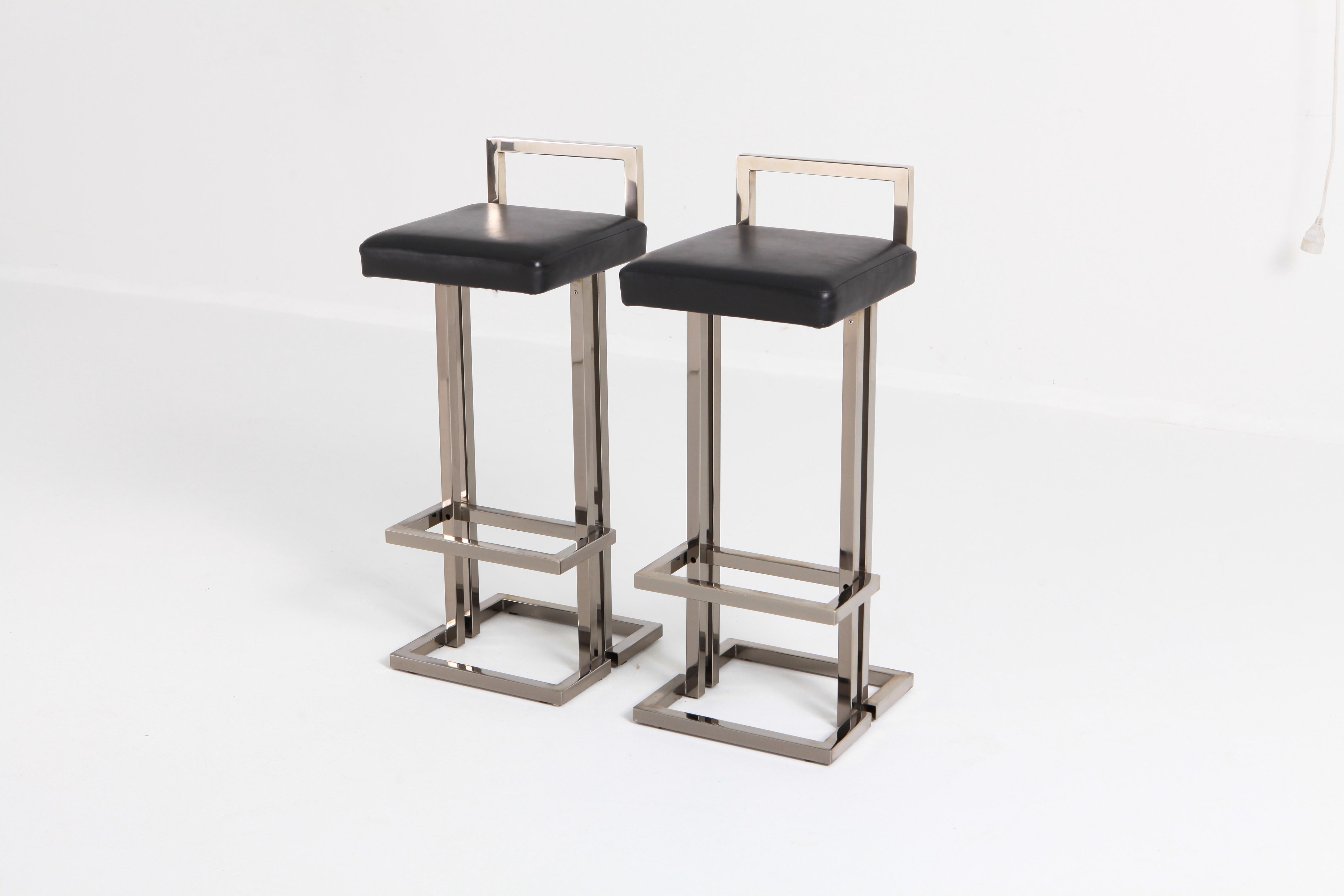 Chrome pair of bar stools by Maison Jansen

France, 1980s

Chrome frame and black leather seats, in very good condition.