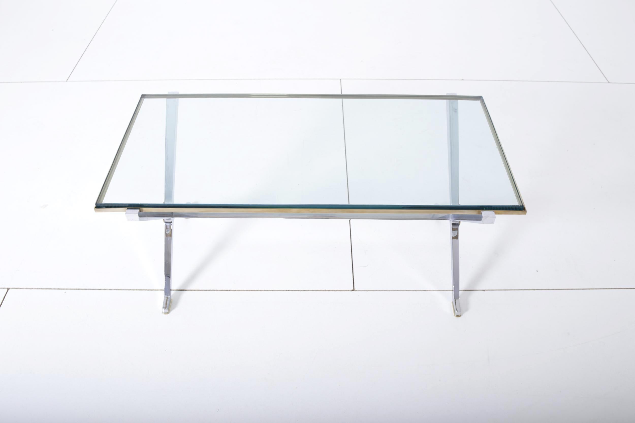 Tavolino con base a X in ottone e cromo di Maison Jansen. Struttura cromata con piano in vetro e dettagli in ottone.