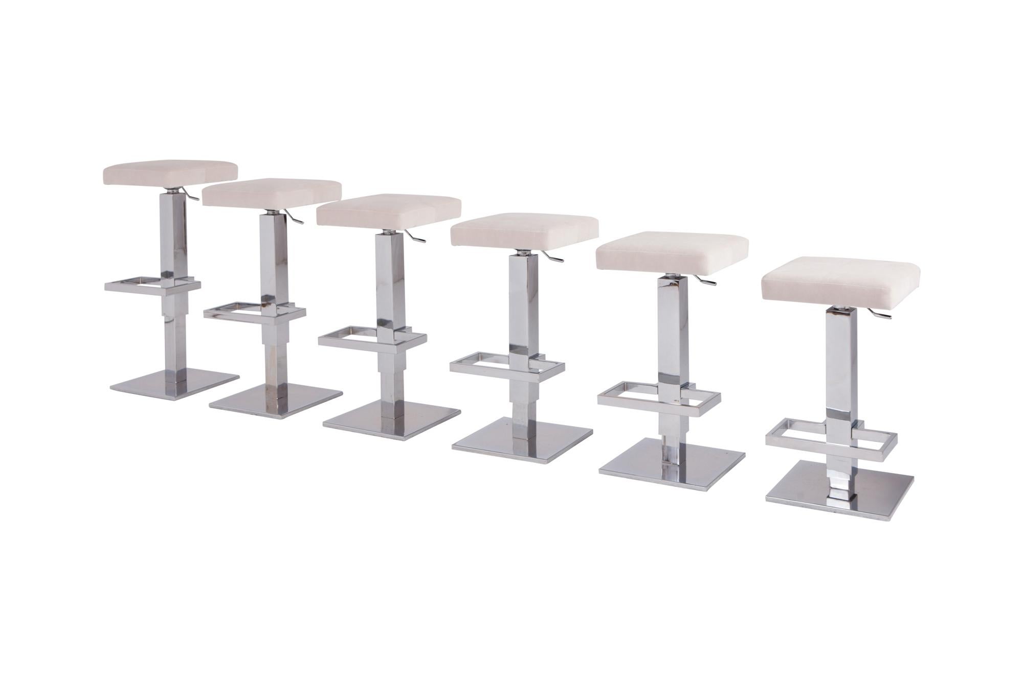 French chromed bar stools in great condition by Maison Jansen.
Upholstered by our craftsmen in a white velvet.

France, 1970s

Measures: W 37, D 37, H 89, SH 89 (66) cm.
