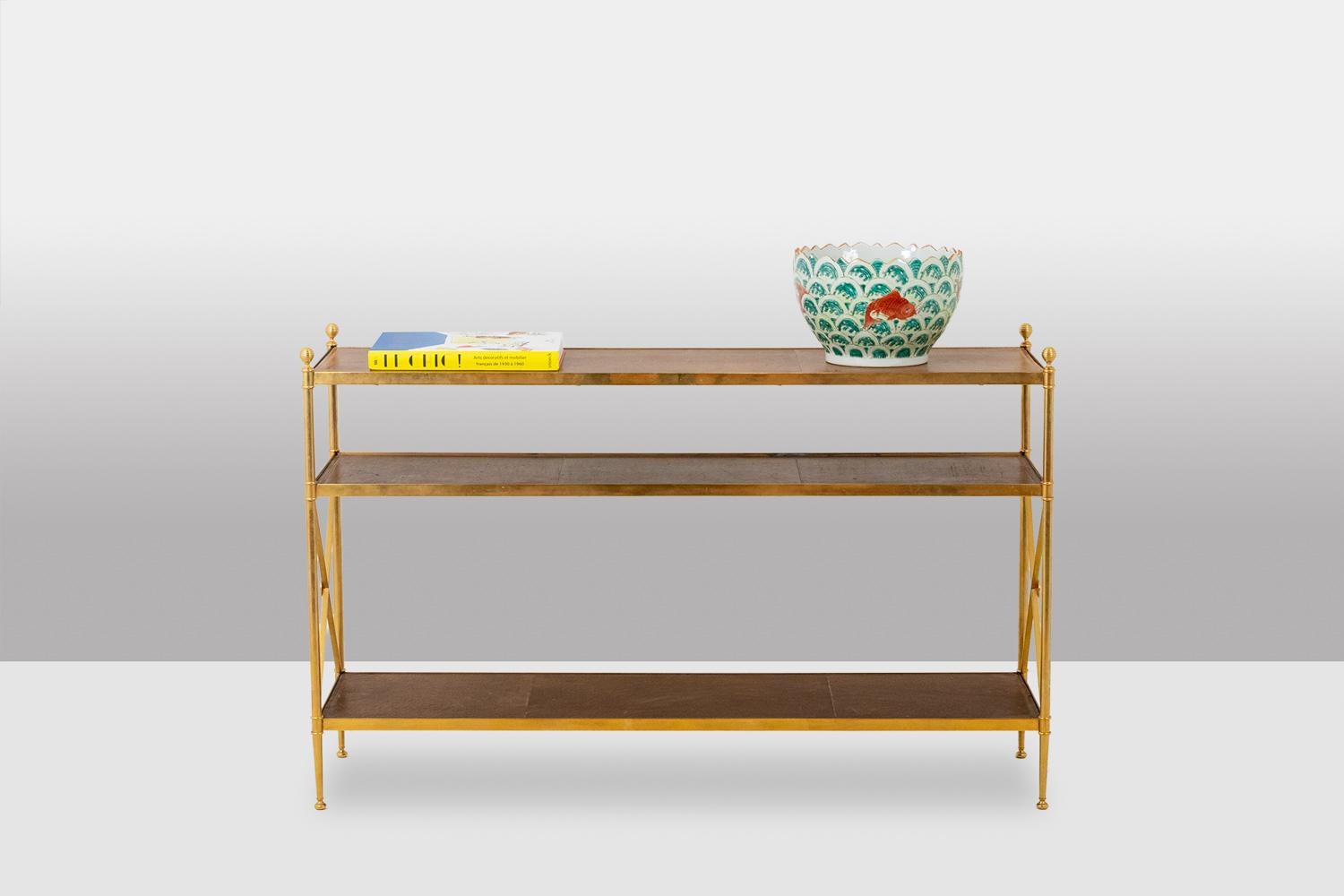 Maison Jansen, by.

Serving console with 3 shelves in patinated fawn leather, the base in gilded brass.

French work realized in the 1970s.

Dimensions: H 74 x W 117 x D 34 cm

Reference: LS64292509I