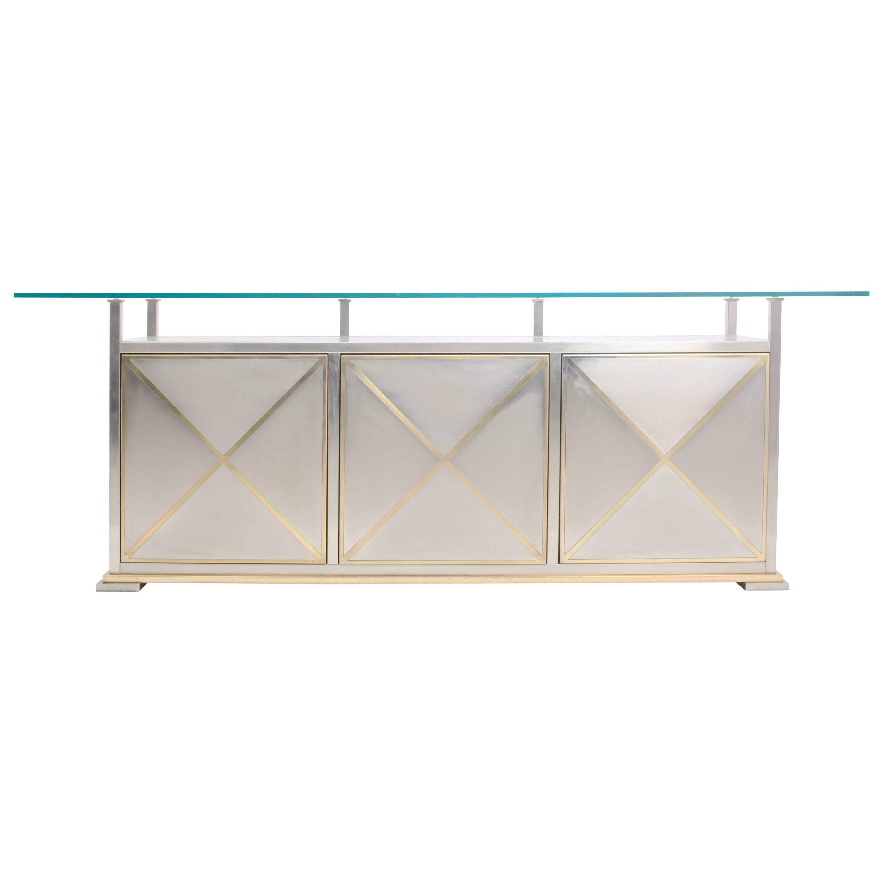 Hollywood Regency brass and steel sideboard with clear glass top and diamond patterned doors.
 
Maison Jansen
France, 1970s


Measure: L 230 cm x H 82 cm x D 52 cm.
