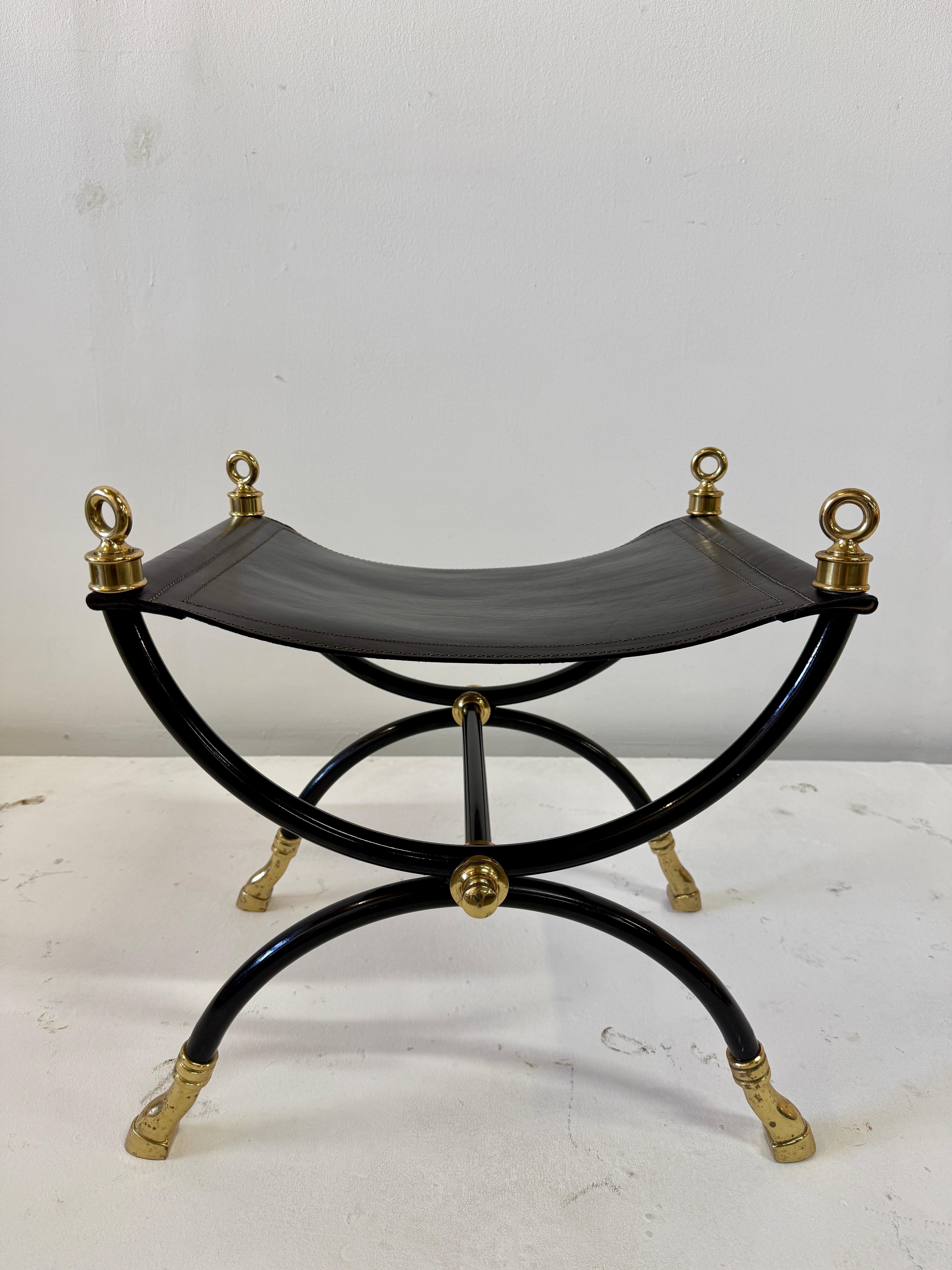 Sgabello Maison Jansen Curule in pelle cucita, ottone e metallo in vendita 2