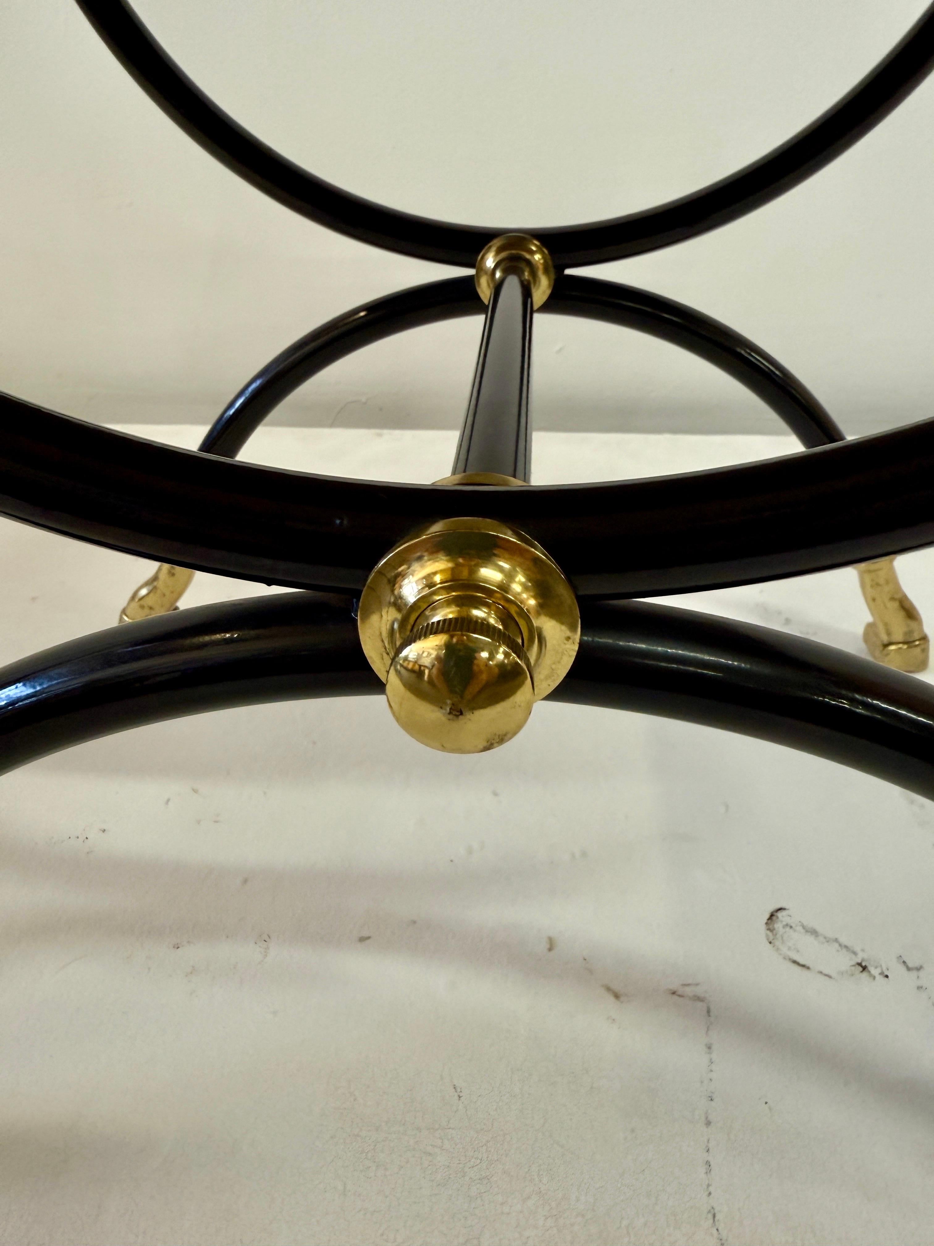 Francese Sgabello Maison Jansen Curule in pelle cucita, ottone e metallo in vendita