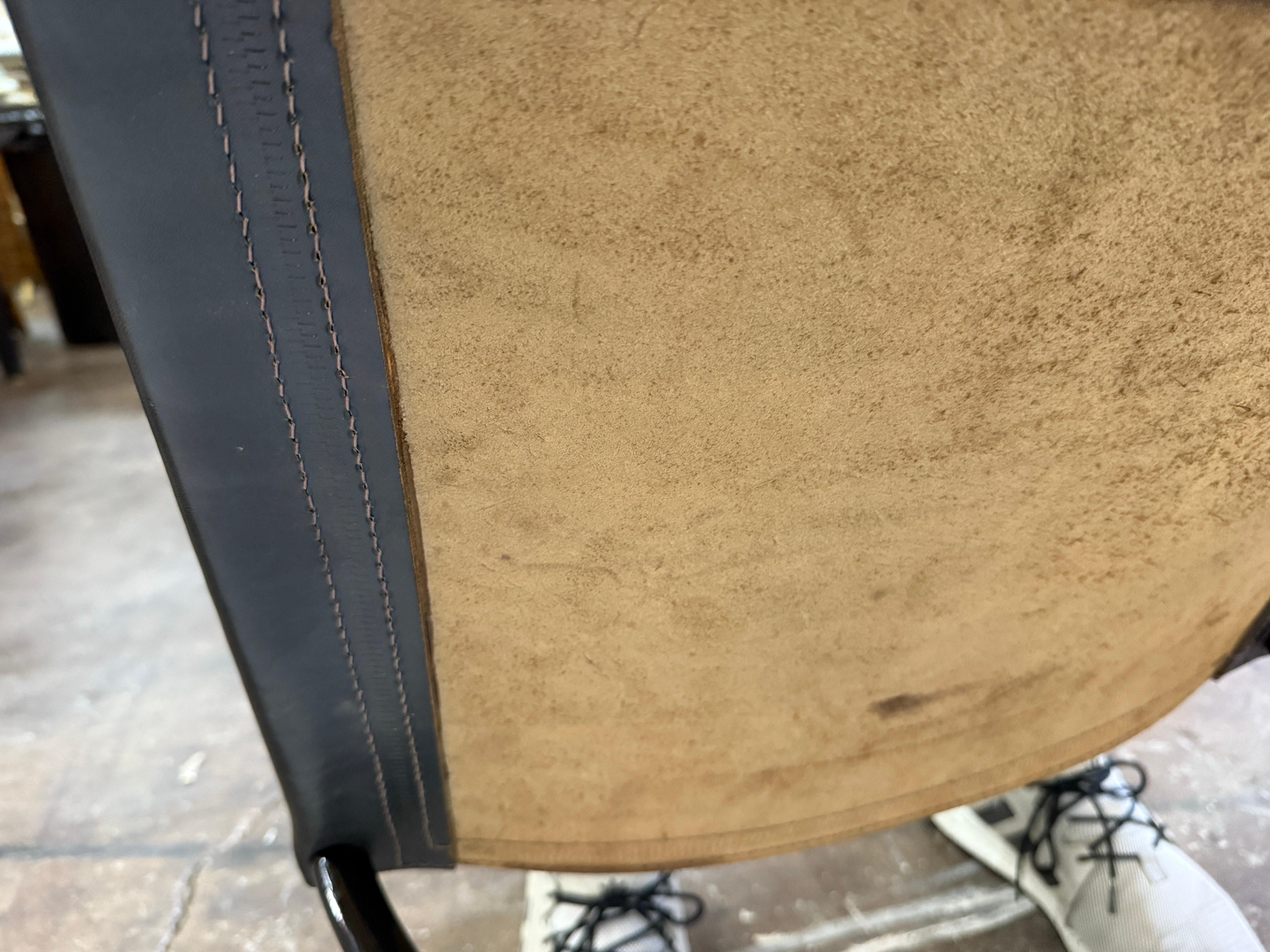 Metà XX secolo Sgabello Maison Jansen Curule in pelle cucita, ottone e metallo in vendita
