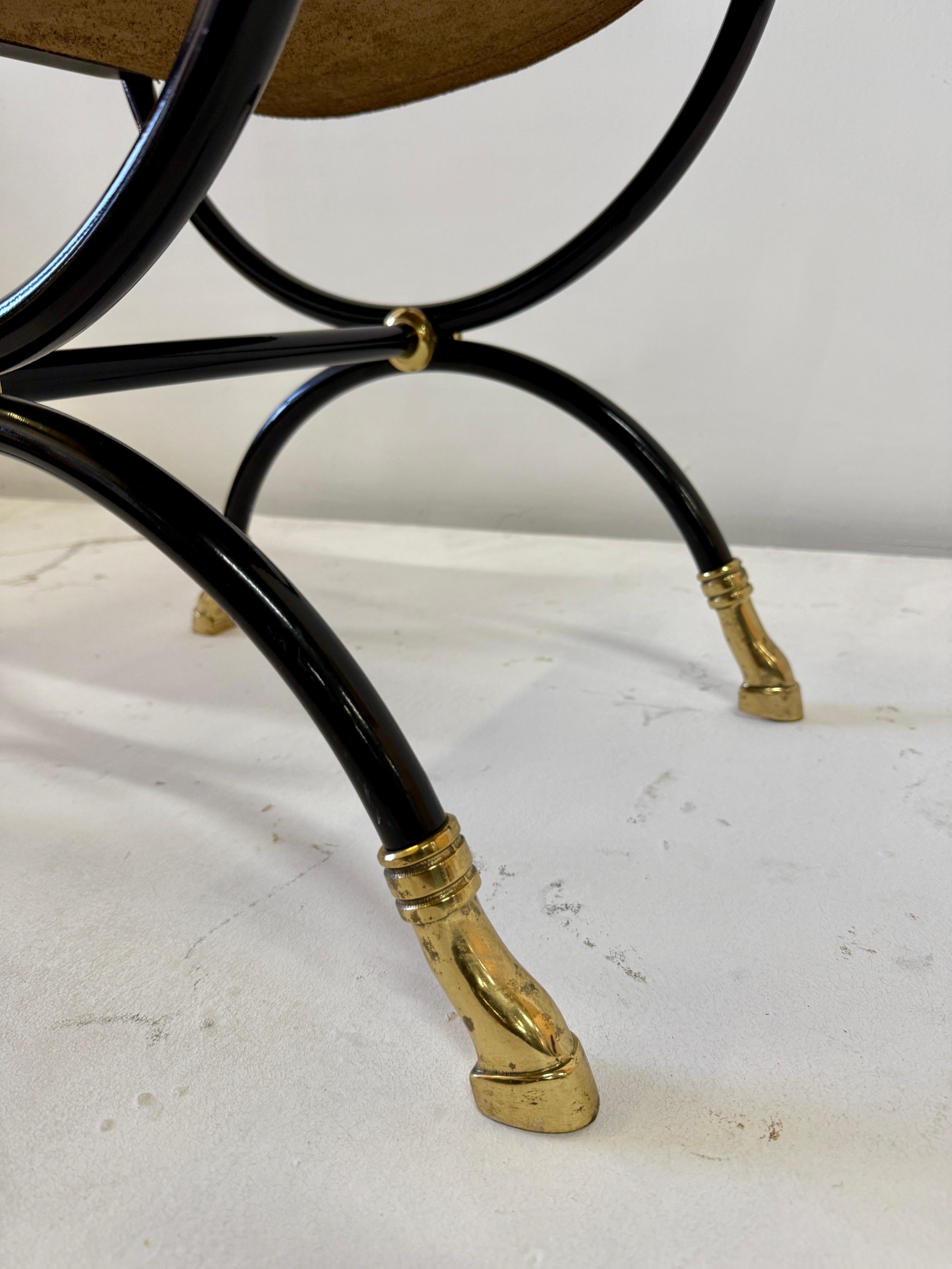 Sgabello Maison Jansen Curule in pelle cucita, ottone e metallo in vendita 1