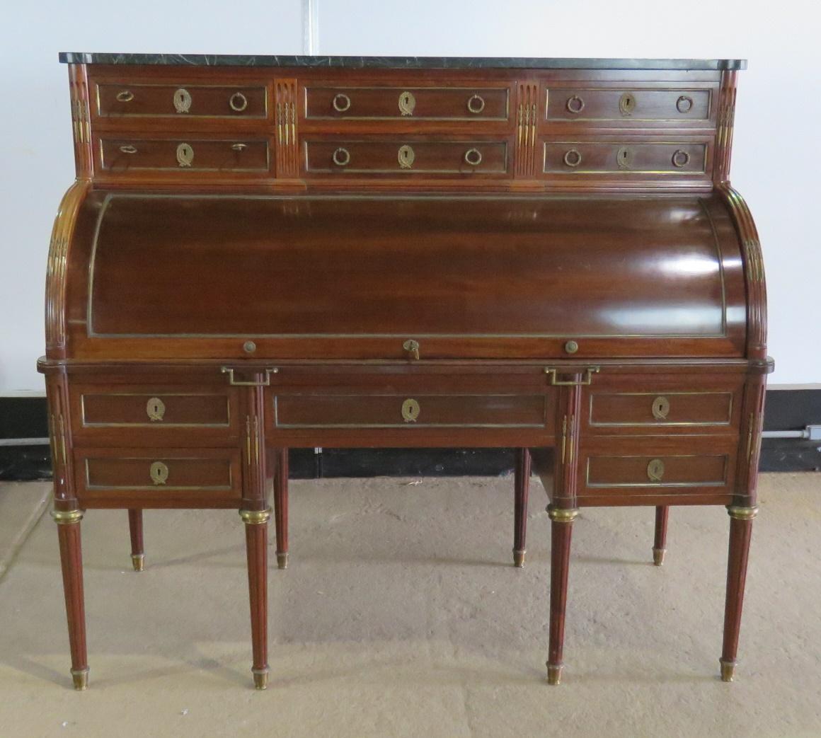 Bureau à cylindre de style Directoire de la Maison Jansen à plateau en marbre avec sabots et accents en laiton. 18 tiroirs avec 2 extensions de plateau en cuir de 16,5