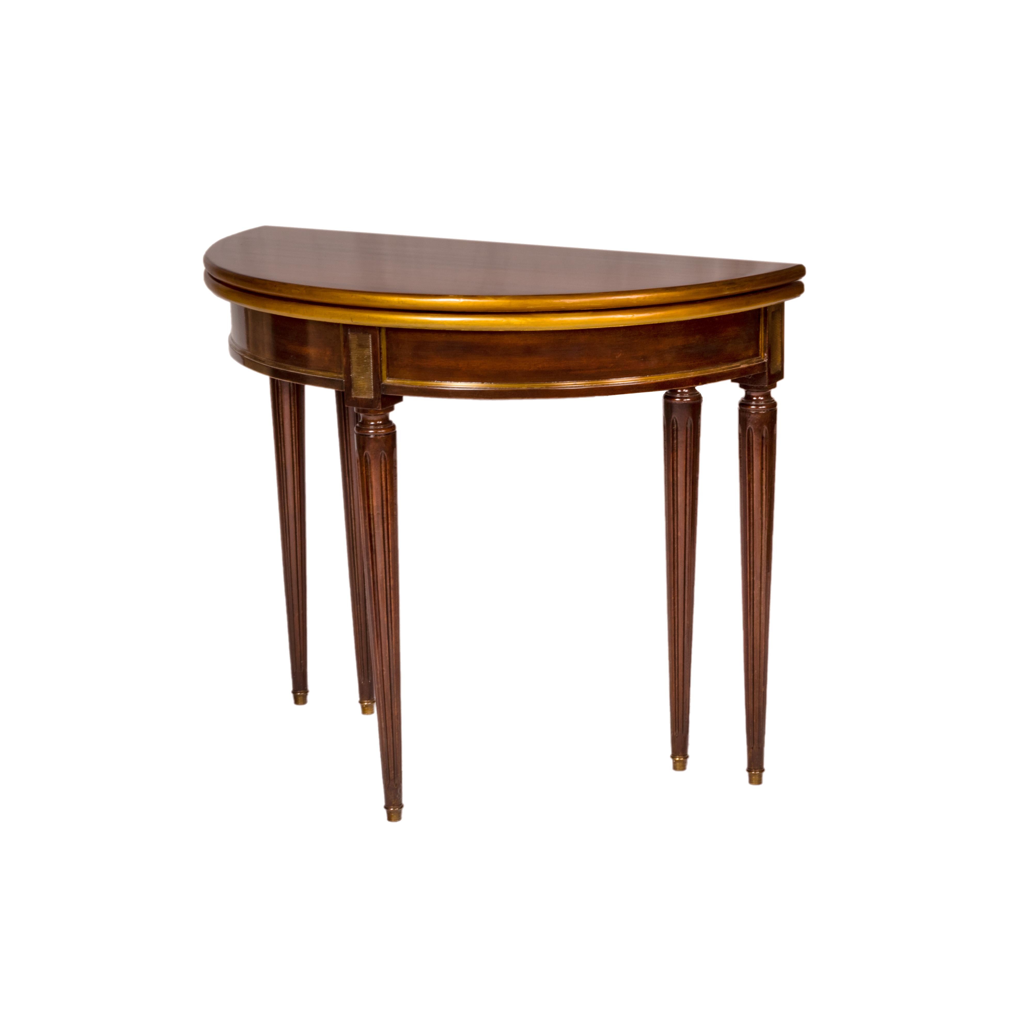 Mahogany dining table in Hepplewhite style, a Maison Jansen Directoire style brass-mounted dining room table with two extensions and extension legs for extra stability.  

*** with two extensions. 

half-moon closed table: 45 x 91 cm
round open