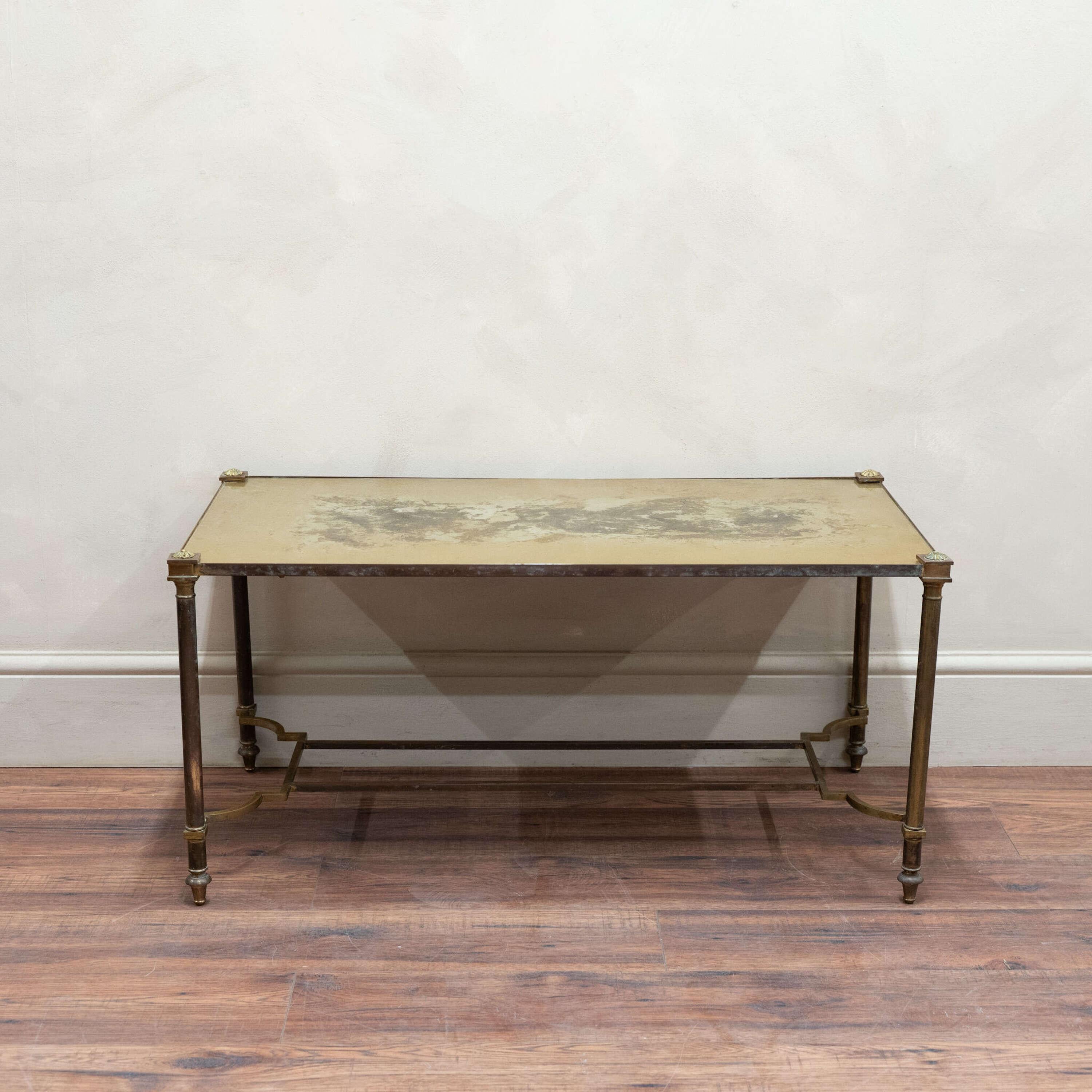 Français Maison Jansen Table basse en verre églomisé et laiton en vente