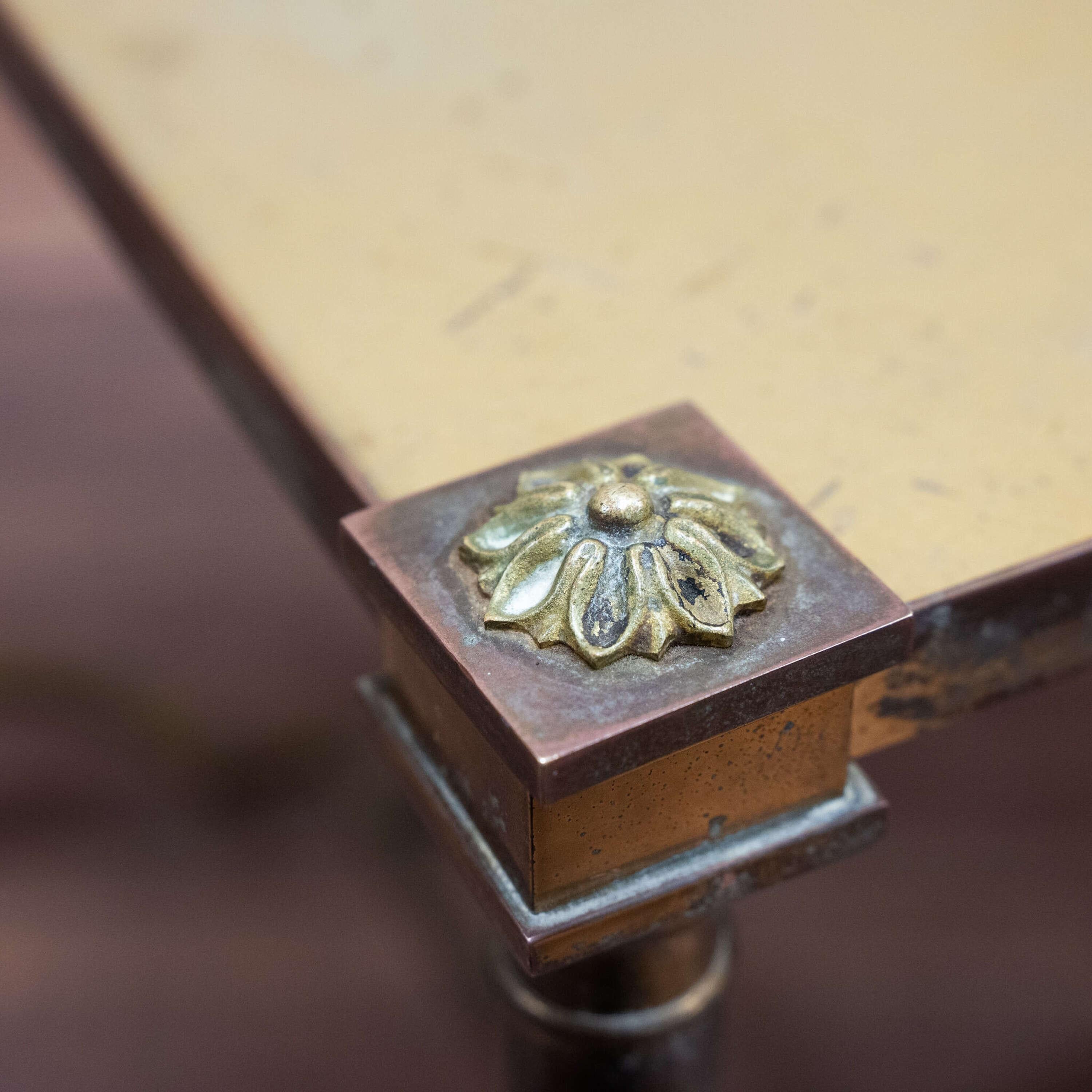 Fait main Maison Jansen Table basse en verre églomisé et laiton en vente